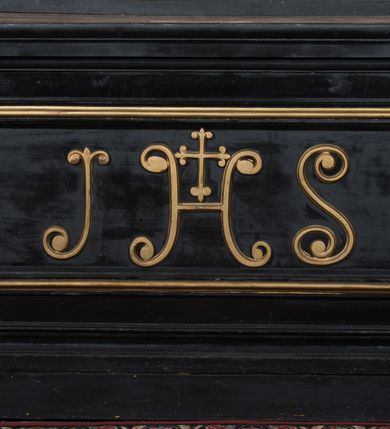 Zdjęcie nr 9: Ołtarz architektoniczny, jednoosiowy, jednokondygnacyjny ze zwieńczeniem. Ołtarz drewniany prostopadłościenny, mensa drewniana z portatylem z marmuru dębnickiego. W ołtarzu nisza z Grobem Pańskim, zakryta antepedium dekorowanym ramą w formie leżącego prostokąta o wklęsłych narożach z monogramem IHS w polu. Na ściankach bocznych ołtarza płyciny w formie kwadratu o wklęsłych narożach. Retabulum jest ujęte parą kompozytowych kolumn ustawionych na ukośnych cokołach stojących, na tle zwielokrotnionych pilastrów o kanelowanych trzonach, dźwigających pełne belkowanie z wydatnym gzymsem wyłamane na osi podpór oraz przerwany półkolisty przyczółek z figurami siedzących puttów; architraw nad polem środkowym przybiera kształt łuku odcinkowego. Po zewnętrznej stronie kolumn figury św. Piotra i św. Pawła stojące na wydatnych konsolach. W polu środkowym nisza ujęta profilowaną ramą w formie stojącego prostokąta zamkniętego łukiem odcinkowym nadwieszonym z figurą Chrystusa Ukrzyżowanego. Zwieńczenie w formie stojącego prostokąta ujęte zwielokrotnionymi pilastrami podtrzymującymi profilowany gzyms przyjmujący kształt łuku oślego. W polu owalne pole z obrazem „Zesłanie Ducha Świętego”. Cokoły dekorowane płycinami utworzonymi z ornamentu roślinnego, zaś konsole zdobione muszlą o kształcie falbany. Nad polem środkowym rocaille'owy kartusz z napisem: „IXEUS”, flankowany akantem. U spodu obrazu prostokątna płycina. Fryz zdobiony rozetami. Kondygnacja ujęta ażurowymi uszami utworzonymi z suchego akantu, wstęgi, rocaille'u i rozet. Trzony pilastrów zwieńczenia dekorowane rocaille'em i roślinnymi festonami. Pole obrazowe otoczone fragmentami rocaille'u, zwieńczone muszlą. Ponad zwieńczeniem krzyż lub wazon nakryty sukienką na puszkę. Struktura polichromowana w kolorze czarnym; kolumny, ornamentyka i profile złocone.