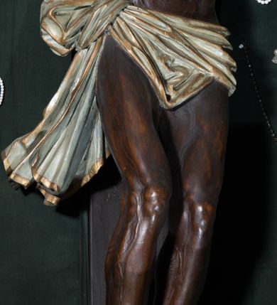 Zdjęcie nr 16: Ołtarz architektoniczny, jednoosiowy, jednokondygnacyjny ze zwieńczeniem. Ołtarz drewniany prostopadłościenny, mensa drewniana z portatylem z marmuru dębnickiego. W ołtarzu nisza z Grobem Pańskim, zakryta antepedium dekorowanym ramą w formie leżącego prostokąta o wklęsłych narożach z monogramem IHS w polu. Na ściankach bocznych ołtarza płyciny w formie kwadratu o wklęsłych narożach. Retabulum jest ujęte parą kompozytowych kolumn ustawionych na ukośnych cokołach stojących, na tle zwielokrotnionych pilastrów o kanelowanych trzonach, dźwigających pełne belkowanie z wydatnym gzymsem wyłamane na osi podpór oraz przerwany półkolisty przyczółek z figurami siedzących puttów; architraw nad polem środkowym przybiera kształt łuku odcinkowego. Po zewnętrznej stronie kolumn figury św. Piotra i św. Pawła stojące na wydatnych konsolach. W polu środkowym nisza ujęta profilowaną ramą w formie stojącego prostokąta zamkniętego łukiem odcinkowym nadwieszonym z figurą Chrystusa Ukrzyżowanego. Zwieńczenie w formie stojącego prostokąta ujęte zwielokrotnionymi pilastrami podtrzymującymi profilowany gzyms przyjmujący kształt łuku oślego. W polu owalne pole z obrazem „Zesłanie Ducha Świętego”. Cokoły dekorowane płycinami utworzonymi z ornamentu roślinnego, zaś konsole zdobione muszlą o kształcie falbany. Nad polem środkowym rocaille'owy kartusz z napisem: „IXEUS”, flankowany akantem. U spodu obrazu prostokątna płycina. Fryz zdobiony rozetami. Kondygnacja ujęta ażurowymi uszami utworzonymi z suchego akantu, wstęgi, rocaille'u i rozet. Trzony pilastrów zwieńczenia dekorowane rocaille'em i roślinnymi festonami. Pole obrazowe otoczone fragmentami rocaille'u, zwieńczone muszlą. Ponad zwieńczeniem krzyż lub wazon nakryty sukienką na puszkę. Struktura polichromowana w kolorze czarnym; kolumny, ornamentyka i profile złocone.