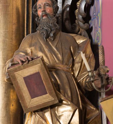 Zdjęcie nr 20: Ołtarz architektoniczny, jednoosiowy, jednokondygnacyjny ze zwieńczeniem. Ołtarz drewniany prostopadłościenny, mensa drewniana z portatylem z marmuru dębnickiego. W ołtarzu nisza z Grobem Pańskim, zakryta antepedium dekorowanym ramą w formie leżącego prostokąta o wklęsłych narożach z monogramem IHS w polu. Na ściankach bocznych ołtarza płyciny w formie kwadratu o wklęsłych narożach. Retabulum jest ujęte parą kompozytowych kolumn ustawionych na ukośnych cokołach stojących, na tle zwielokrotnionych pilastrów o kanelowanych trzonach, dźwigających pełne belkowanie z wydatnym gzymsem wyłamane na osi podpór oraz przerwany półkolisty przyczółek z figurami siedzących puttów; architraw nad polem środkowym przybiera kształt łuku odcinkowego. Po zewnętrznej stronie kolumn figury św. Piotra i św. Pawła stojące na wydatnych konsolach. W polu środkowym nisza ujęta profilowaną ramą w formie stojącego prostokąta zamkniętego łukiem odcinkowym nadwieszonym z figurą Chrystusa Ukrzyżowanego. Zwieńczenie w formie stojącego prostokąta ujęte zwielokrotnionymi pilastrami podtrzymującymi profilowany gzyms przyjmujący kształt łuku oślego. W polu owalne pole z obrazem „Zesłanie Ducha Świętego”. Cokoły dekorowane płycinami utworzonymi z ornamentu roślinnego, zaś konsole zdobione muszlą o kształcie falbany. Nad polem środkowym rocaille&#039;owy kartusz z napisem: „IXEUS”, flankowany akantem. U spodu obrazu prostokątna płycina. Fryz zdobiony rozetami. Kondygnacja ujęta ażurowymi uszami utworzonymi z suchego akantu, wstęgi, rocaille&#039;u i rozet. Trzony pilastrów zwieńczenia dekorowane rocaille&#039;em i roślinnymi festonami. Pole obrazowe otoczone fragmentami rocaille&#039;u, zwieńczone muszlą. Ponad zwieńczeniem krzyż lub wazon nakryty sukienką na puszkę. Struktura polichromowana w kolorze czarnym; kolumny, ornamentyka i profile złocone.