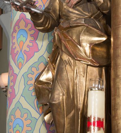 Zdjęcie nr 27: Ołtarz architektoniczny, jednoosiowy, jednokondygnacyjny ze zwieńczeniem. Ołtarz drewniany prostopadłościenny, mensa drewniana z portatylem z marmuru dębnickiego. W ołtarzu nisza z Grobem Pańskim, zakryta antepedium dekorowanym ramą w formie leżącego prostokąta o wklęsłych narożach z monogramem IHS w polu. Na ściankach bocznych ołtarza płyciny w formie kwadratu o wklęsłych narożach. Retabulum jest ujęte parą kompozytowych kolumn ustawionych na ukośnych cokołach stojących, na tle zwielokrotnionych pilastrów o kanelowanych trzonach, dźwigających pełne belkowanie z wydatnym gzymsem wyłamane na osi podpór oraz przerwany półkolisty przyczółek z figurami siedzących puttów; architraw nad polem środkowym przybiera kształt łuku odcinkowego. Po zewnętrznej stronie kolumn figury św. Piotra i św. Pawła stojące na wydatnych konsolach. W polu środkowym nisza ujęta profilowaną ramą w formie stojącego prostokąta zamkniętego łukiem odcinkowym nadwieszonym z figurą Chrystusa Ukrzyżowanego. Zwieńczenie w formie stojącego prostokąta ujęte zwielokrotnionymi pilastrami podtrzymującymi profilowany gzyms przyjmujący kształt łuku oślego. W polu owalne pole z obrazem „Zesłanie Ducha Świętego”. Cokoły dekorowane płycinami utworzonymi z ornamentu roślinnego, zaś konsole zdobione muszlą o kształcie falbany. Nad polem środkowym rocaille&#039;owy kartusz z napisem: „IXEUS”, flankowany akantem. U spodu obrazu prostokątna płycina. Fryz zdobiony rozetami. Kondygnacja ujęta ażurowymi uszami utworzonymi z suchego akantu, wstęgi, rocaille&#039;u i rozet. Trzony pilastrów zwieńczenia dekorowane rocaille&#039;em i roślinnymi festonami. Pole obrazowe otoczone fragmentami rocaille&#039;u, zwieńczone muszlą. Ponad zwieńczeniem krzyż lub wazon nakryty sukienką na puszkę. Struktura polichromowana w kolorze czarnym; kolumny, ornamentyka i profile złocone.