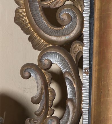 Zdjęcie nr 30: Ołtarz architektoniczny, jednoosiowy, jednokondygnacyjny ze zwieńczeniem. Ołtarz drewniany prostopadłościenny, mensa drewniana z portatylem z marmuru dębnickiego. W ołtarzu nisza z Grobem Pańskim, zakryta antepedium dekorowanym ramą w formie leżącego prostokąta o wklęsłych narożach z monogramem IHS w polu. Na ściankach bocznych ołtarza płyciny w formie kwadratu o wklęsłych narożach. Retabulum jest ujęte parą kompozytowych kolumn ustawionych na ukośnych cokołach stojących, na tle zwielokrotnionych pilastrów o kanelowanych trzonach, dźwigających pełne belkowanie z wydatnym gzymsem wyłamane na osi podpór oraz przerwany półkolisty przyczółek z figurami siedzących puttów; architraw nad polem środkowym przybiera kształt łuku odcinkowego. Po zewnętrznej stronie kolumn figury św. Piotra i św. Pawła stojące na wydatnych konsolach. W polu środkowym nisza ujęta profilowaną ramą w formie stojącego prostokąta zamkniętego łukiem odcinkowym nadwieszonym z figurą Chrystusa Ukrzyżowanego. Zwieńczenie w formie stojącego prostokąta ujęte zwielokrotnionymi pilastrami podtrzymującymi profilowany gzyms przyjmujący kształt łuku oślego. W polu owalne pole z obrazem „Zesłanie Ducha Świętego”. Cokoły dekorowane płycinami utworzonymi z ornamentu roślinnego, zaś konsole zdobione muszlą o kształcie falbany. Nad polem środkowym rocaille'owy kartusz z napisem: „IXEUS”, flankowany akantem. U spodu obrazu prostokątna płycina. Fryz zdobiony rozetami. Kondygnacja ujęta ażurowymi uszami utworzonymi z suchego akantu, wstęgi, rocaille'u i rozet. Trzony pilastrów zwieńczenia dekorowane rocaille'em i roślinnymi festonami. Pole obrazowe otoczone fragmentami rocaille'u, zwieńczone muszlą. Ponad zwieńczeniem krzyż lub wazon nakryty sukienką na puszkę. Struktura polichromowana w kolorze czarnym; kolumny, ornamentyka i profile złocone.