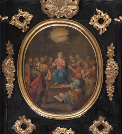 Zdjęcie nr 6: Ołtarz architektoniczny, jednoosiowy, jednokondygnacyjny ze zwieńczeniem. Ołtarz drewniany prostopadłościenny, mensa drewniana z portatylem z marmuru dębnickiego. W ołtarzu nisza z Grobem Pańskim, zakryta antepedium dekorowanym ramą w formie leżącego prostokąta o wklęsłych narożach z monogramem IHS w polu. Na ściankach bocznych ołtarza płyciny w formie kwadratu o wklęsłych narożach. Retabulum jest ujęte parą kompozytowych kolumn ustawionych na ukośnych cokołach stojących, na tle zwielokrotnionych pilastrów o kanelowanych trzonach, dźwigających pełne belkowanie z wydatnym gzymsem wyłamane na osi podpór oraz przerwany półkolisty przyczółek z figurami siedzących puttów; architraw nad polem środkowym przybiera kształt łuku odcinkowego. Po zewnętrznej stronie kolumn figury św. Piotra i św. Pawła stojące na wydatnych konsolach. W polu środkowym nisza ujęta profilowaną ramą w formie stojącego prostokąta zamkniętego łukiem odcinkowym nadwieszonym z figurą Chrystusa Ukrzyżowanego. Zwieńczenie w formie stojącego prostokąta ujęte zwielokrotnionymi pilastrami podtrzymującymi profilowany gzyms przyjmujący kształt łuku oślego. W polu owalne pole z obrazem „Zesłanie Ducha Świętego”. Cokoły dekorowane płycinami utworzonymi z ornamentu roślinnego, zaś konsole zdobione muszlą o kształcie falbany. Nad polem środkowym rocaille'owy kartusz z napisem: „IXEUS”, flankowany akantem. U spodu obrazu prostokątna płycina. Fryz zdobiony rozetami. Kondygnacja ujęta ażurowymi uszami utworzonymi z suchego akantu, wstęgi, rocaille'u i rozet. Trzony pilastrów zwieńczenia dekorowane rocaille'em i roślinnymi festonami. Pole obrazowe otoczone fragmentami rocaille'u, zwieńczone muszlą. Ponad zwieńczeniem krzyż lub wazon nakryty sukienką na puszkę. Struktura polichromowana w kolorze czarnym; kolumny, ornamentyka i profile złocone.