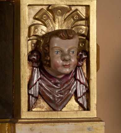 Zdjęcie nr 6: Ołtarz prostopadłościenny, drewniany. Mensa drewniana, antepedium dekorowane płyciną z okrągłym medalionem i równoramiennym krzyżem o trójlistnym zakończeniu ramion w glorii promienistej. Nastawa ołtarzowa architektoniczna, jednoosiowa, jednokondygnacyjna ze skrzydłami. Jest wsparta na predelli ujętej cokołami z główkami aniołków na tle muszli, z podwieszonymi pod ich szyjami chustami, zwieńczonej kostkowaniem. Nastawa flankowana korynckimi kolumnami, podtrzymującymi szerokie belkowanie. Trzony kolumn ujęte pierścieniem w jednej trzeciej wysokości, u dołu dekorowane ornamentem okuciowym z kaboszonem, u góry płaskorzeźbioną stylizowaną arabeską. W skrzydłach szerokie ramy wokół obrazów wypełnione ornamentem roślinnym, boczną krawędź zdobi pas cekinów. Architraw i fryz zdobiony ornamentem roślinnym; w partii fryzu trzy uskrzydlone główki anielskie. Gzyms u spodu dekorowany kostkowaniem i ornamentem sznurowym. Na gzymsie szczyt, utworzony z ornamentu okuciowego; na belkowaniu, na osiach podpór cokoły z figurami aniołów. Struktura w całości złocona. W polu środkowym św. Anna Samotrzeć, w predelli scena ukazująca „Pokłon pasterzy”, a na skrzydłach przedstawienia św. Antoniego, św. Barbary (lewe skrzydło), św. Franciszka i św. Jana Kantego (prawe skrzydło); na awersie św. Jana Ewangelisty i św. Elżbiety Węgierskiej (lewe skrzydło) oraz św. Barbary i niezidentyfikowanego świętego (prawe skrzydło). 
