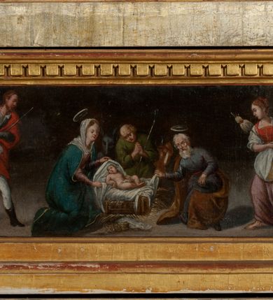 Zdjęcie nr 24: Ołtarz prostopadłościenny, drewniany. Mensa drewniana, antepedium dekorowane płyciną z okrągłym medalionem i równoramiennym krzyżem o trójlistnym zakończeniu ramion w glorii promienistej. Nastawa ołtarzowa architektoniczna, jednoosiowa, jednokondygnacyjna ze skrzydłami. Jest wsparta na predelli ujętej cokołami z główkami aniołków na tle muszli, z podwieszonymi pod ich szyjami chustami, zwieńczonej kostkowaniem. Nastawa flankowana korynckimi kolumnami, podtrzymującymi szerokie belkowanie. Trzony kolumn ujęte pierścieniem w jednej trzeciej wysokości, u dołu dekorowane ornamentem okuciowym z kaboszonem, u góry płaskorzeźbioną stylizowaną arabeską. W skrzydłach szerokie ramy wokół obrazów wypełnione ornamentem roślinnym, boczną krawędź zdobi pas cekinów. Architraw i fryz zdobiony ornamentem roślinnym; w partii fryzu trzy uskrzydlone główki anielskie. Gzyms u spodu dekorowany kostkowaniem i ornamentem sznurowym. Na gzymsie szczyt, utworzony z ornamentu okuciowego; na belkowaniu, na osiach podpór cokoły z figurami aniołów. Struktura w całości złocona. W polu środkowym św. Anna Samotrzeć, w predelli scena ukazująca „Pokłon pasterzy”, a na skrzydłach przedstawienia św. Antoniego, św. Barbary (lewe skrzydło), św. Franciszka i św. Jana Kantego (prawe skrzydło); na awersie św. Jana Ewangelisty i św. Elżbiety Węgierskiej (lewe skrzydło) oraz św. Barbary i niezidentyfikowanego świętego (prawe skrzydło). 
