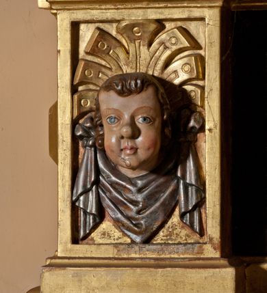 Zdjęcie nr 7: Ołtarz prostopadłościenny, drewniany. Mensa drewniana, antepedium dekorowane płyciną z okrągłym medalionem i równoramiennym krzyżem o trójlistnym zakończeniu ramion w glorii promienistej. Nastawa ołtarzowa architektoniczna, jednoosiowa, jednokondygnacyjna ze skrzydłami. Jest wsparta na predelli ujętej cokołami z główkami aniołków na tle muszli, z podwieszonymi pod ich szyjami chustami, zwieńczonej kostkowaniem. Nastawa flankowana korynckimi kolumnami, podtrzymującymi szerokie belkowanie. Trzony kolumn ujęte pierścieniem w jednej trzeciej wysokości, u dołu dekorowane ornamentem okuciowym z kaboszonem, u góry płaskorzeźbioną stylizowaną arabeską. W skrzydłach szerokie ramy wokół obrazów wypełnione ornamentem roślinnym, boczną krawędź zdobi pas cekinów. Architraw i fryz zdobiony ornamentem roślinnym; w partii fryzu trzy uskrzydlone główki anielskie. Gzyms u spodu dekorowany kostkowaniem i ornamentem sznurowym. Na gzymsie szczyt, utworzony z ornamentu okuciowego; na belkowaniu, na osiach podpór cokoły z figurami aniołów. Struktura w całości złocona. W polu środkowym św. Anna Samotrzeć, w predelli scena ukazująca „Pokłon pasterzy”, a na skrzydłach przedstawienia św. Antoniego, św. Barbary (lewe skrzydło), św. Franciszka i św. Jana Kantego (prawe skrzydło); na awersie św. Jana Ewangelisty i św. Elżbiety Węgierskiej (lewe skrzydło) oraz św. Barbary i niezidentyfikowanego świętego (prawe skrzydło). 
