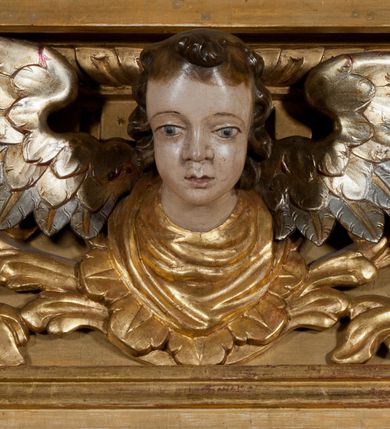 Zdjęcie nr 5: Ołtarz prostopadłościenny, drewniany. Mensa drewniana, antepedium dekorowane płyciną z okrągłym medalionem i równoramiennym krzyżem o trójlistnym zakończeniu ramion w glorii promienistej. Nastawa ołtarzowa architektoniczna, jednoosiowa, jednokondygnacyjna ze skrzydłami. Jest wsparta na predelli ujętej cokołami z główkami aniołków na tle muszli, z podwieszonymi pod ich szyjami chustami, zwieńczonej kostkowaniem. Nastawa flankowana korynckimi kolumnami, podtrzymującymi szerokie belkowanie. Trzony kolumn ujęte pierścieniem w jednej trzeciej wysokości, u dołu dekorowane ornamentem okuciowym z kaboszonem, u góry płaskorzeźbioną stylizowaną arabeską. W skrzydłach szerokie ramy wokół obrazów wypełnione ornamentem roślinnym, boczną krawędź zdobi pas cekinów. Architraw i fryz zdobiony ornamentem roślinnym; w partii fryzu trzy uskrzydlone główki anielskie. Gzyms u spodu dekorowany kostkowaniem i ornamentem sznurowym. Na gzymsie szczyt, utworzony z ornamentu okuciowego; na belkowaniu, na osiach podpór cokoły z figurami aniołów. Struktura w całości złocona. W polu środkowym św. Anna Samotrzeć, w predelli scena ukazująca „Pokłon pasterzy”, a na skrzydłach przedstawienia św. Antoniego, św. Barbary (lewe skrzydło), św. Franciszka i św. Jana Kantego (prawe skrzydło); na awersie św. Jana Ewangelisty i św. Elżbiety Węgierskiej (lewe skrzydło) oraz św. Barbary i niezidentyfikowanego świętego (prawe skrzydło). 
