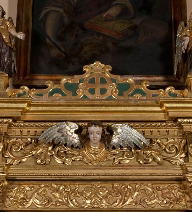 Zdjęcie nr 4: Ołtarz prostopadłościenny, drewniany. Mensa drewniana, antepedium dekorowane płyciną z okrągłym medalionem i równoramiennym krzyżem o trójlistnym zakończeniu ramion w glorii promienistej. Nastawa ołtarzowa architektoniczna, jednoosiowa, jednokondygnacyjna ze skrzydłami. Jest wsparta na predelli ujętej cokołami z główkami aniołków na tle muszli, z podwieszonymi pod ich szyjami chustami, zwieńczonej kostkowaniem. Nastawa flankowana korynckimi kolumnami, podtrzymującymi szerokie belkowanie. Trzony kolumn ujęte pierścieniem w jednej trzeciej wysokości, u dołu dekorowane ornamentem okuciowym z kaboszonem, u góry płaskorzeźbioną stylizowaną arabeską. W skrzydłach szerokie ramy wokół obrazów wypełnione ornamentem roślinnym, boczną krawędź zdobi pas cekinów. Architraw i fryz zdobiony ornamentem roślinnym; w partii fryzu trzy uskrzydlone główki anielskie. Gzyms u spodu dekorowany kostkowaniem i ornamentem sznurowym. Na gzymsie szczyt, utworzony z ornamentu okuciowego; na belkowaniu, na osiach podpór cokoły z figurami aniołów. Struktura w całości złocona. W polu środkowym św. Anna Samotrzeć, w predelli scena ukazująca „Pokłon pasterzy”, a na skrzydłach przedstawienia św. Antoniego, św. Barbary (lewe skrzydło), św. Franciszka i św. Jana Kantego (prawe skrzydło); na awersie św. Jana Ewangelisty i św. Elżbiety Węgierskiej (lewe skrzydło) oraz św. Barbary i niezidentyfikowanego świętego (prawe skrzydło). 
