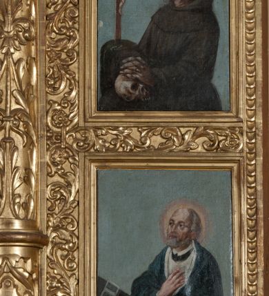 Zdjęcie nr 14: Ołtarz prostopadłościenny, drewniany. Mensa drewniana, antepedium dekorowane płyciną z okrągłym medalionem i równoramiennym krzyżem o trójlistnym zakończeniu ramion w glorii promienistej. Nastawa ołtarzowa architektoniczna, jednoosiowa, jednokondygnacyjna ze skrzydłami. Jest wsparta na predelli ujętej cokołami z główkami aniołków na tle muszli, z podwieszonymi pod ich szyjami chustami, zwieńczonej kostkowaniem. Nastawa flankowana korynckimi kolumnami, podtrzymującymi szerokie belkowanie. Trzony kolumn ujęte pierścieniem w jednej trzeciej wysokości, u dołu dekorowane ornamentem okuciowym z kaboszonem, u góry płaskorzeźbioną stylizowaną arabeską. W skrzydłach szerokie ramy wokół obrazów wypełnione ornamentem roślinnym, boczną krawędź zdobi pas cekinów. Architraw i fryz zdobiony ornamentem roślinnym; w partii fryzu trzy uskrzydlone główki anielskie. Gzyms u spodu dekorowany kostkowaniem i ornamentem sznurowym. Na gzymsie szczyt, utworzony z ornamentu okuciowego; na belkowaniu, na osiach podpór cokoły z figurami aniołów. Struktura w całości złocona. W polu środkowym św. Anna Samotrzeć, w predelli scena ukazująca „Pokłon pasterzy”, a na skrzydłach przedstawienia św. Antoniego, św. Barbary (lewe skrzydło), św. Franciszka i św. Jana Kantego (prawe skrzydło); na awersie św. Jana Ewangelisty i św. Elżbiety Węgierskiej (lewe skrzydło) oraz św. Barbary i niezidentyfikowanego świętego (prawe skrzydło). 
