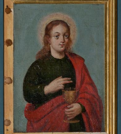 Zdjęcie nr 16: Ołtarz prostopadłościenny, drewniany. Mensa drewniana, antepedium dekorowane płyciną z okrągłym medalionem i równoramiennym krzyżem o trójlistnym zakończeniu ramion w glorii promienistej. Nastawa ołtarzowa architektoniczna, jednoosiowa, jednokondygnacyjna ze skrzydłami. Jest wsparta na predelli ujętej cokołami z główkami aniołków na tle muszli, z podwieszonymi pod ich szyjami chustami, zwieńczonej kostkowaniem. Nastawa flankowana korynckimi kolumnami, podtrzymującymi szerokie belkowanie. Trzony kolumn ujęte pierścieniem w jednej trzeciej wysokości, u dołu dekorowane ornamentem okuciowym z kaboszonem, u góry płaskorzeźbioną stylizowaną arabeską. W skrzydłach szerokie ramy wokół obrazów wypełnione ornamentem roślinnym, boczną krawędź zdobi pas cekinów. Architraw i fryz zdobiony ornamentem roślinnym; w partii fryzu trzy uskrzydlone główki anielskie. Gzyms u spodu dekorowany kostkowaniem i ornamentem sznurowym. Na gzymsie szczyt, utworzony z ornamentu okuciowego; na belkowaniu, na osiach podpór cokoły z figurami aniołów. Struktura w całości złocona. W polu środkowym św. Anna Samotrzeć, w predelli scena ukazująca „Pokłon pasterzy”, a na skrzydłach przedstawienia św. Antoniego, św. Barbary (lewe skrzydło), św. Franciszka i św. Jana Kantego (prawe skrzydło); na awersie św. Jana Ewangelisty i św. Elżbiety Węgierskiej (lewe skrzydło) oraz św. Barbary i niezidentyfikowanego świętego (prawe skrzydło). 
