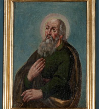 Zdjęcie nr 19: Ołtarz prostopadłościenny, drewniany. Mensa drewniana, antepedium dekorowane płyciną z okrągłym medalionem i równoramiennym krzyżem o trójlistnym zakończeniu ramion w glorii promienistej. Nastawa ołtarzowa architektoniczna, jednoosiowa, jednokondygnacyjna ze skrzydłami. Jest wsparta na predelli ujętej cokołami z główkami aniołków na tle muszli, z podwieszonymi pod ich szyjami chustami, zwieńczonej kostkowaniem. Nastawa flankowana korynckimi kolumnami, podtrzymującymi szerokie belkowanie. Trzony kolumn ujęte pierścieniem w jednej trzeciej wysokości, u dołu dekorowane ornamentem okuciowym z kaboszonem, u góry płaskorzeźbioną stylizowaną arabeską. W skrzydłach szerokie ramy wokół obrazów wypełnione ornamentem roślinnym, boczną krawędź zdobi pas cekinów. Architraw i fryz zdobiony ornamentem roślinnym; w partii fryzu trzy uskrzydlone główki anielskie. Gzyms u spodu dekorowany kostkowaniem i ornamentem sznurowym. Na gzymsie szczyt, utworzony z ornamentu okuciowego; na belkowaniu, na osiach podpór cokoły z figurami aniołów. Struktura w całości złocona. W polu środkowym św. Anna Samotrzeć, w predelli scena ukazująca „Pokłon pasterzy”, a na skrzydłach przedstawienia św. Antoniego, św. Barbary (lewe skrzydło), św. Franciszka i św. Jana Kantego (prawe skrzydło); na awersie św. Jana Ewangelisty i św. Elżbiety Węgierskiej (lewe skrzydło) oraz św. Barbary i niezidentyfikowanego świętego (prawe skrzydło). 
