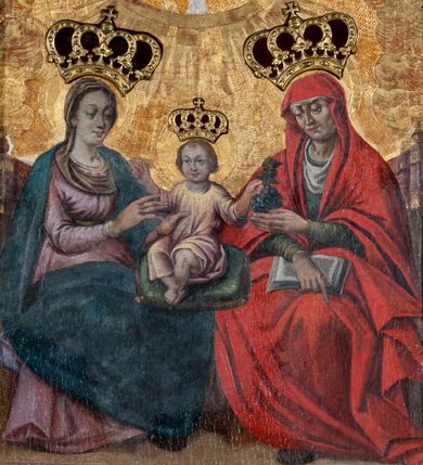 Zdjęcie nr 10: Ołtarz prostopadłościenny, drewniany. Mensa drewniana, antepedium dekorowane płyciną z okrągłym medalionem i równoramiennym krzyżem o trójlistnym zakończeniu ramion w glorii promienistej. Nastawa ołtarzowa architektoniczna, jednoosiowa, jednokondygnacyjna ze skrzydłami. Jest wsparta na predelli ujętej cokołami z główkami aniołków na tle muszli, z podwieszonymi pod ich szyjami chustami, zwieńczonej kostkowaniem. Nastawa flankowana korynckimi kolumnami, podtrzymującymi szerokie belkowanie. Trzony kolumn ujęte pierścieniem w jednej trzeciej wysokości, u dołu dekorowane ornamentem okuciowym z kaboszonem, u góry płaskorzeźbioną stylizowaną arabeską. W skrzydłach szerokie ramy wokół obrazów wypełnione ornamentem roślinnym, boczną krawędź zdobi pas cekinów. Architraw i fryz zdobiony ornamentem roślinnym; w partii fryzu trzy uskrzydlone główki anielskie. Gzyms u spodu dekorowany kostkowaniem i ornamentem sznurowym. Na gzymsie szczyt, utworzony z ornamentu okuciowego; na belkowaniu, na osiach podpór cokoły z figurami aniołów. Struktura w całości złocona. W polu środkowym św. Anna Samotrzeć, w predelli scena ukazująca „Pokłon pasterzy”, a na skrzydłach przedstawienia św. Antoniego, św. Barbary (lewe skrzydło), św. Franciszka i św. Jana Kantego (prawe skrzydło); na awersie św. Jana Ewangelisty i św. Elżbiety Węgierskiej (lewe skrzydło) oraz św. Barbary i niezidentyfikowanego świętego (prawe skrzydło). 
