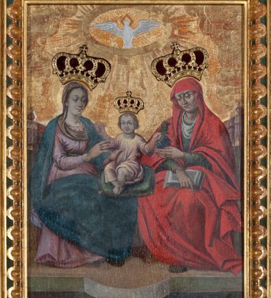 Zdjęcie nr 8: Ołtarz prostopadłościenny, drewniany. Mensa drewniana, antepedium dekorowane płyciną z okrągłym medalionem i równoramiennym krzyżem o trójlistnym zakończeniu ramion w glorii promienistej. Nastawa ołtarzowa architektoniczna, jednoosiowa, jednokondygnacyjna ze skrzydłami. Jest wsparta na predelli ujętej cokołami z główkami aniołków na tle muszli, z podwieszonymi pod ich szyjami chustami, zwieńczonej kostkowaniem. Nastawa flankowana korynckimi kolumnami, podtrzymującymi szerokie belkowanie. Trzony kolumn ujęte pierścieniem w jednej trzeciej wysokości, u dołu dekorowane ornamentem okuciowym z kaboszonem, u góry płaskorzeźbioną stylizowaną arabeską. W skrzydłach szerokie ramy wokół obrazów wypełnione ornamentem roślinnym, boczną krawędź zdobi pas cekinów. Architraw i fryz zdobiony ornamentem roślinnym; w partii fryzu trzy uskrzydlone główki anielskie. Gzyms u spodu dekorowany kostkowaniem i ornamentem sznurowym. Na gzymsie szczyt, utworzony z ornamentu okuciowego; na belkowaniu, na osiach podpór cokoły z figurami aniołów. Struktura w całości złocona. W polu środkowym św. Anna Samotrzeć, w predelli scena ukazująca „Pokłon pasterzy”, a na skrzydłach przedstawienia św. Antoniego, św. Barbary (lewe skrzydło), św. Franciszka i św. Jana Kantego (prawe skrzydło); na awersie św. Jana Ewangelisty i św. Elżbiety Węgierskiej (lewe skrzydło) oraz św. Barbary i niezidentyfikowanego świętego (prawe skrzydło). 
