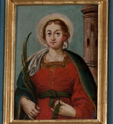 Zdjęcie nr 17: Ołtarz prostopadłościenny, drewniany. Mensa drewniana, antepedium dekorowane płyciną z okrągłym medalionem i równoramiennym krzyżem o trójlistnym zakończeniu ramion w glorii promienistej. Nastawa ołtarzowa architektoniczna, jednoosiowa, jednokondygnacyjna ze skrzydłami. Jest wsparta na predelli ujętej cokołami z główkami aniołków na tle muszli, z podwieszonymi pod ich szyjami chustami, zwieńczonej kostkowaniem. Nastawa flankowana korynckimi kolumnami, podtrzymującymi szerokie belkowanie. Trzony kolumn ujęte pierścieniem w jednej trzeciej wysokości, u dołu dekorowane ornamentem okuciowym z kaboszonem, u góry płaskorzeźbioną stylizowaną arabeską. W skrzydłach szerokie ramy wokół obrazów wypełnione ornamentem roślinnym, boczną krawędź zdobi pas cekinów. Architraw i fryz zdobiony ornamentem roślinnym; w partii fryzu trzy uskrzydlone główki anielskie. Gzyms u spodu dekorowany kostkowaniem i ornamentem sznurowym. Na gzymsie szczyt, utworzony z ornamentu okuciowego; na belkowaniu, na osiach podpór cokoły z figurami aniołów. Struktura w całości złocona. W polu środkowym św. Anna Samotrzeć, w predelli scena ukazująca „Pokłon pasterzy”, a na skrzydłach przedstawienia św. Antoniego, św. Barbary (lewe skrzydło), św. Franciszka i św. Jana Kantego (prawe skrzydło); na awersie św. Jana Ewangelisty i św. Elżbiety Węgierskiej (lewe skrzydło) oraz św. Barbary i niezidentyfikowanego świętego (prawe skrzydło). 
