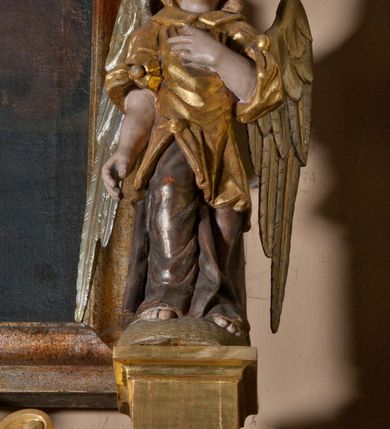 Zdjęcie nr 30: Ołtarz prostopadłościenny, drewniany. Mensa drewniana, antepedium dekorowane płyciną z okrągłym medalionem i równoramiennym krzyżem o trójlistnym zakończeniu ramion w glorii promienistej. Nastawa ołtarzowa architektoniczna, jednoosiowa, jednokondygnacyjna ze skrzydłami. Jest wsparta na predelli ujętej cokołami z główkami aniołków na tle muszli, z podwieszonymi pod ich szyjami chustami, zwieńczonej kostkowaniem. Nastawa flankowana korynckimi kolumnami, podtrzymującymi szerokie belkowanie. Trzony kolumn ujęte pierścieniem w jednej trzeciej wysokości, u dołu dekorowane ornamentem okuciowym z kaboszonem, u góry płaskorzeźbioną stylizowaną arabeską. W skrzydłach szerokie ramy wokół obrazów wypełnione ornamentem roślinnym, boczną krawędź zdobi pas cekinów. Architraw i fryz zdobiony ornamentem roślinnym; w partii fryzu trzy uskrzydlone główki anielskie. Gzyms u spodu dekorowany kostkowaniem i ornamentem sznurowym. Na gzymsie szczyt, utworzony z ornamentu okuciowego; na belkowaniu, na osiach podpór cokoły z figurami aniołów. Struktura w całości złocona. W polu środkowym św. Anna Samotrzeć, w predelli scena ukazująca „Pokłon pasterzy”, a na skrzydłach przedstawienia św. Antoniego, św. Barbary (lewe skrzydło), św. Franciszka i św. Jana Kantego (prawe skrzydło); na awersie św. Jana Ewangelisty i św. Elżbiety Węgierskiej (lewe skrzydło) oraz św. Barbary i niezidentyfikowanego świętego (prawe skrzydło). 
