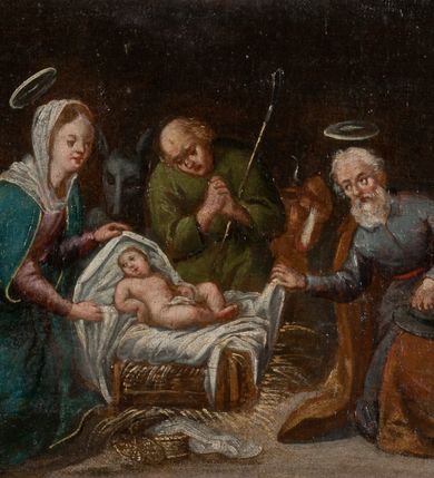 Zdjęcie nr 26: Ołtarz prostopadłościenny, drewniany. Mensa drewniana, antepedium dekorowane płyciną z okrągłym medalionem i równoramiennym krzyżem o trójlistnym zakończeniu ramion w glorii promienistej. Nastawa ołtarzowa architektoniczna, jednoosiowa, jednokondygnacyjna ze skrzydłami. Jest wsparta na predelli ujętej cokołami z główkami aniołków na tle muszli, z podwieszonymi pod ich szyjami chustami, zwieńczonej kostkowaniem. Nastawa flankowana korynckimi kolumnami, podtrzymującymi szerokie belkowanie. Trzony kolumn ujęte pierścieniem w jednej trzeciej wysokości, u dołu dekorowane ornamentem okuciowym z kaboszonem, u góry płaskorzeźbioną stylizowaną arabeską. W skrzydłach szerokie ramy wokół obrazów wypełnione ornamentem roślinnym, boczną krawędź zdobi pas cekinów. Architraw i fryz zdobiony ornamentem roślinnym; w partii fryzu trzy uskrzydlone główki anielskie. Gzyms u spodu dekorowany kostkowaniem i ornamentem sznurowym. Na gzymsie szczyt, utworzony z ornamentu okuciowego; na belkowaniu, na osiach podpór cokoły z figurami aniołów. Struktura w całości złocona. W polu środkowym św. Anna Samotrzeć, w predelli scena ukazująca „Pokłon pasterzy”, a na skrzydłach przedstawienia św. Antoniego, św. Barbary (lewe skrzydło), św. Franciszka i św. Jana Kantego (prawe skrzydło); na awersie św. Jana Ewangelisty i św. Elżbiety Węgierskiej (lewe skrzydło) oraz św. Barbary i niezidentyfikowanego świętego (prawe skrzydło). 
