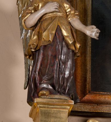 Zdjęcie nr 29: Ołtarz prostopadłościenny, drewniany. Mensa drewniana, antepedium dekorowane płyciną z okrągłym medalionem i równoramiennym krzyżem o trójlistnym zakończeniu ramion w glorii promienistej. Nastawa ołtarzowa architektoniczna, jednoosiowa, jednokondygnacyjna ze skrzydłami. Jest wsparta na predelli ujętej cokołami z główkami aniołków na tle muszli, z podwieszonymi pod ich szyjami chustami, zwieńczonej kostkowaniem. Nastawa flankowana korynckimi kolumnami, podtrzymującymi szerokie belkowanie. Trzony kolumn ujęte pierścieniem w jednej trzeciej wysokości, u dołu dekorowane ornamentem okuciowym z kaboszonem, u góry płaskorzeźbioną stylizowaną arabeską. W skrzydłach szerokie ramy wokół obrazów wypełnione ornamentem roślinnym, boczną krawędź zdobi pas cekinów. Architraw i fryz zdobiony ornamentem roślinnym; w partii fryzu trzy uskrzydlone główki anielskie. Gzyms u spodu dekorowany kostkowaniem i ornamentem sznurowym. Na gzymsie szczyt, utworzony z ornamentu okuciowego; na belkowaniu, na osiach podpór cokoły z figurami aniołów. Struktura w całości złocona. W polu środkowym św. Anna Samotrzeć, w predelli scena ukazująca „Pokłon pasterzy”, a na skrzydłach przedstawienia św. Antoniego, św. Barbary (lewe skrzydło), św. Franciszka i św. Jana Kantego (prawe skrzydło); na awersie św. Jana Ewangelisty i św. Elżbiety Węgierskiej (lewe skrzydło) oraz św. Barbary i niezidentyfikowanego świętego (prawe skrzydło). 
