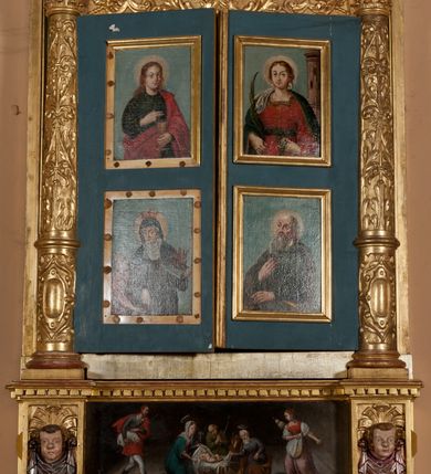 Zdjęcie nr 3: Ołtarz prostopadłościenny, drewniany. Mensa drewniana, antepedium dekorowane płyciną z okrągłym medalionem i równoramiennym krzyżem o trójlistnym zakończeniu ramion w glorii promienistej. Nastawa ołtarzowa architektoniczna, jednoosiowa, jednokondygnacyjna ze skrzydłami. Jest wsparta na predelli ujętej cokołami z główkami aniołków na tle muszli, z podwieszonymi pod ich szyjami chustami, zwieńczonej kostkowaniem. Nastawa flankowana korynckimi kolumnami, podtrzymującymi szerokie belkowanie. Trzony kolumn ujęte pierścieniem w jednej trzeciej wysokości, u dołu dekorowane ornamentem okuciowym z kaboszonem, u góry płaskorzeźbioną stylizowaną arabeską. W skrzydłach szerokie ramy wokół obrazów wypełnione ornamentem roślinnym, boczną krawędź zdobi pas cekinów. Architraw i fryz zdobiony ornamentem roślinnym; w partii fryzu trzy uskrzydlone główki anielskie. Gzyms u spodu dekorowany kostkowaniem i ornamentem sznurowym. Na gzymsie szczyt, utworzony z ornamentu okuciowego; na belkowaniu, na osiach podpór cokoły z figurami aniołów. Struktura w całości złocona. W polu środkowym św. Anna Samotrzeć, w predelli scena ukazująca „Pokłon pasterzy”, a na skrzydłach przedstawienia św. Antoniego, św. Barbary (lewe skrzydło), św. Franciszka i św. Jana Kantego (prawe skrzydło); na awersie św. Jana Ewangelisty i św. Elżbiety Węgierskiej (lewe skrzydło) oraz św. Barbary i niezidentyfikowanego świętego (prawe skrzydło). 
