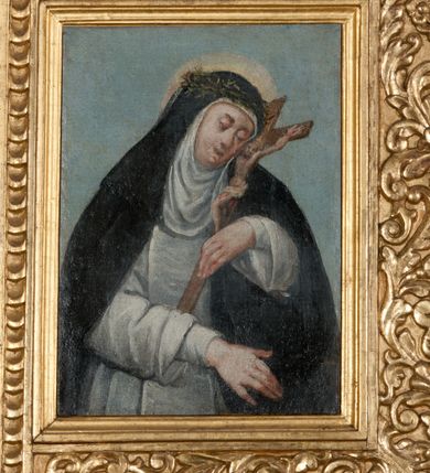 Zdjęcie nr 20: Ołtarz prostopadłościenny, drewniany. Mensa drewniana, antepedium dekorowane płyciną z okrągłym medalionem i równoramiennym krzyżem o trójlistnym zakończeniu ramion w glorii promienistej. Nastawa ołtarzowa architektoniczna, jednoosiowa, jednokondygnacyjna ze skrzydłami. Jest wsparta na predelli ujętej cokołami z główkami aniołków na tle muszli, z podwieszonymi pod ich szyjami chustami, zwieńczonej kostkowaniem. Nastawa flankowana korynckimi kolumnami, podtrzymującymi szerokie belkowanie. Trzony kolumn ujęte pierścieniem w jednej trzeciej wysokości, u dołu dekorowane ornamentem okuciowym z kaboszonem, u góry płaskorzeźbioną stylizowaną arabeską. W skrzydłach szerokie ramy wokół obrazów wypełnione ornamentem roślinnym, boczną krawędź zdobi pas cekinów. Architraw i fryz zdobiony ornamentem roślinnym; w partii fryzu trzy uskrzydlone główki anielskie. Gzyms u spodu dekorowany kostkowaniem i ornamentem sznurowym. Na gzymsie szczyt, utworzony z ornamentu okuciowego; na belkowaniu, na osiach podpór cokoły z figurami aniołów. Struktura w całości złocona. W polu środkowym św. Anna Samotrzeć, w predelli scena ukazująca „Pokłon pasterzy”, a na skrzydłach przedstawienia św. Antoniego, św. Barbary (lewe skrzydło), św. Franciszka i św. Jana Kantego (prawe skrzydło); na awersie św. Jana Ewangelisty i św. Elżbiety Węgierskiej (lewe skrzydło) oraz św. Barbary i niezidentyfikowanego świętego (prawe skrzydło). 
