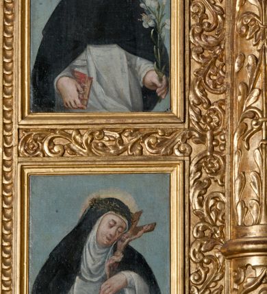 Zdjęcie nr 15: Ołtarz prostopadłościenny, drewniany. Mensa drewniana, antepedium dekorowane płyciną z okrągłym medalionem i równoramiennym krzyżem o trójlistnym zakończeniu ramion w glorii promienistej. Nastawa ołtarzowa architektoniczna, jednoosiowa, jednokondygnacyjna ze skrzydłami. Jest wsparta na predelli ujętej cokołami z główkami aniołków na tle muszli, z podwieszonymi pod ich szyjami chustami, zwieńczonej kostkowaniem. Nastawa flankowana korynckimi kolumnami, podtrzymującymi szerokie belkowanie. Trzony kolumn ujęte pierścieniem w jednej trzeciej wysokości, u dołu dekorowane ornamentem okuciowym z kaboszonem, u góry płaskorzeźbioną stylizowaną arabeską. W skrzydłach szerokie ramy wokół obrazów wypełnione ornamentem roślinnym, boczną krawędź zdobi pas cekinów. Architraw i fryz zdobiony ornamentem roślinnym; w partii fryzu trzy uskrzydlone główki anielskie. Gzyms u spodu dekorowany kostkowaniem i ornamentem sznurowym. Na gzymsie szczyt, utworzony z ornamentu okuciowego; na belkowaniu, na osiach podpór cokoły z figurami aniołów. Struktura w całości złocona. W polu środkowym św. Anna Samotrzeć, w predelli scena ukazująca „Pokłon pasterzy”, a na skrzydłach przedstawienia św. Antoniego, św. Barbary (lewe skrzydło), św. Franciszka i św. Jana Kantego (prawe skrzydło); na awersie św. Jana Ewangelisty i św. Elżbiety Węgierskiej (lewe skrzydło) oraz św. Barbary i niezidentyfikowanego świętego (prawe skrzydło). 
