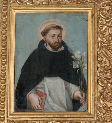 Zdjęcie nr 21: Ołtarz prostopadłościenny, drewniany. Mensa drewniana, antepedium dekorowane płyciną z okrągłym medalionem i równoramiennym krzyżem o trójlistnym zakończeniu ramion w glorii promienistej. Nastawa ołtarzowa architektoniczna, jednoosiowa, jednokondygnacyjna ze skrzydłami. Jest wsparta na predelli ujętej cokołami z główkami aniołków na tle muszli, z podwieszonymi pod ich szyjami chustami, zwieńczonej kostkowaniem. Nastawa flankowana korynckimi kolumnami, podtrzymującymi szerokie belkowanie. Trzony kolumn ujęte pierścieniem w jednej trzeciej wysokości, u dołu dekorowane ornamentem okuciowym z kaboszonem, u góry płaskorzeźbioną stylizowaną arabeską. W skrzydłach szerokie ramy wokół obrazów wypełnione ornamentem roślinnym, boczną krawędź zdobi pas cekinów. Architraw i fryz zdobiony ornamentem roślinnym; w partii fryzu trzy uskrzydlone główki anielskie. Gzyms u spodu dekorowany kostkowaniem i ornamentem sznurowym. Na gzymsie szczyt, utworzony z ornamentu okuciowego; na belkowaniu, na osiach podpór cokoły z figurami aniołów. Struktura w całości złocona. W polu środkowym św. Anna Samotrzeć, w predelli scena ukazująca „Pokłon pasterzy”, a na skrzydłach przedstawienia św. Antoniego, św. Barbary (lewe skrzydło), św. Franciszka i św. Jana Kantego (prawe skrzydło); na awersie św. Jana Ewangelisty i św. Elżbiety Węgierskiej (lewe skrzydło) oraz św. Barbary i niezidentyfikowanego świętego (prawe skrzydło). 
