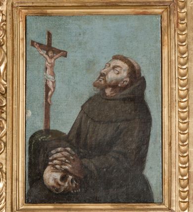 Zdjęcie nr 22: Ołtarz prostopadłościenny, drewniany. Mensa drewniana, antepedium dekorowane płyciną z okrągłym medalionem i równoramiennym krzyżem o trójlistnym zakończeniu ramion w glorii promienistej. Nastawa ołtarzowa architektoniczna, jednoosiowa, jednokondygnacyjna ze skrzydłami. Jest wsparta na predelli ujętej cokołami z główkami aniołków na tle muszli, z podwieszonymi pod ich szyjami chustami, zwieńczonej kostkowaniem. Nastawa flankowana korynckimi kolumnami, podtrzymującymi szerokie belkowanie. Trzony kolumn ujęte pierścieniem w jednej trzeciej wysokości, u dołu dekorowane ornamentem okuciowym z kaboszonem, u góry płaskorzeźbioną stylizowaną arabeską. W skrzydłach szerokie ramy wokół obrazów wypełnione ornamentem roślinnym, boczną krawędź zdobi pas cekinów. Architraw i fryz zdobiony ornamentem roślinnym; w partii fryzu trzy uskrzydlone główki anielskie. Gzyms u spodu dekorowany kostkowaniem i ornamentem sznurowym. Na gzymsie szczyt, utworzony z ornamentu okuciowego; na belkowaniu, na osiach podpór cokoły z figurami aniołów. Struktura w całości złocona. W polu środkowym św. Anna Samotrzeć, w predelli scena ukazująca „Pokłon pasterzy”, a na skrzydłach przedstawienia św. Antoniego, św. Barbary (lewe skrzydło), św. Franciszka i św. Jana Kantego (prawe skrzydło); na awersie św. Jana Ewangelisty i św. Elżbiety Węgierskiej (lewe skrzydło) oraz św. Barbary i niezidentyfikowanego świętego (prawe skrzydło). 
