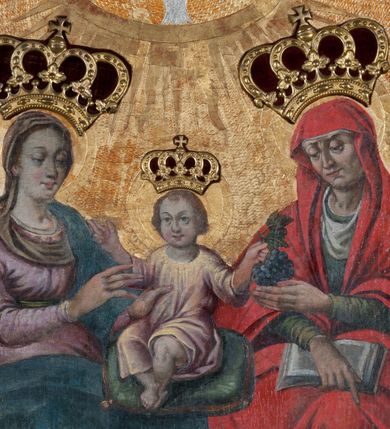 Zdjęcie nr 11: Ołtarz prostopadłościenny, drewniany. Mensa drewniana, antepedium dekorowane płyciną z okrągłym medalionem i równoramiennym krzyżem o trójlistnym zakończeniu ramion w glorii promienistej. Nastawa ołtarzowa architektoniczna, jednoosiowa, jednokondygnacyjna ze skrzydłami. Jest wsparta na predelli ujętej cokołami z główkami aniołków na tle muszli, z podwieszonymi pod ich szyjami chustami, zwieńczonej kostkowaniem. Nastawa flankowana korynckimi kolumnami, podtrzymującymi szerokie belkowanie. Trzony kolumn ujęte pierścieniem w jednej trzeciej wysokości, u dołu dekorowane ornamentem okuciowym z kaboszonem, u góry płaskorzeźbioną stylizowaną arabeską. W skrzydłach szerokie ramy wokół obrazów wypełnione ornamentem roślinnym, boczną krawędź zdobi pas cekinów. Architraw i fryz zdobiony ornamentem roślinnym; w partii fryzu trzy uskrzydlone główki anielskie. Gzyms u spodu dekorowany kostkowaniem i ornamentem sznurowym. Na gzymsie szczyt, utworzony z ornamentu okuciowego; na belkowaniu, na osiach podpór cokoły z figurami aniołów. Struktura w całości złocona. W polu środkowym św. Anna Samotrzeć, w predelli scena ukazująca „Pokłon pasterzy”, a na skrzydłach przedstawienia św. Antoniego, św. Barbary (lewe skrzydło), św. Franciszka i św. Jana Kantego (prawe skrzydło); na awersie św. Jana Ewangelisty i św. Elżbiety Węgierskiej (lewe skrzydło) oraz św. Barbary i niezidentyfikowanego świętego (prawe skrzydło). 
