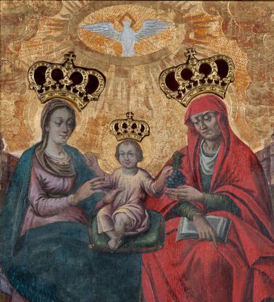 Zdjęcie nr 13: Ołtarz prostopadłościenny, drewniany. Mensa drewniana, antepedium dekorowane płyciną z okrągłym medalionem i równoramiennym krzyżem o trójlistnym zakończeniu ramion w glorii promienistej. Nastawa ołtarzowa architektoniczna, jednoosiowa, jednokondygnacyjna ze skrzydłami. Jest wsparta na predelli ujętej cokołami z główkami aniołków na tle muszli, z podwieszonymi pod ich szyjami chustami, zwieńczonej kostkowaniem. Nastawa flankowana korynckimi kolumnami, podtrzymującymi szerokie belkowanie. Trzony kolumn ujęte pierścieniem w jednej trzeciej wysokości, u dołu dekorowane ornamentem okuciowym z kaboszonem, u góry płaskorzeźbioną stylizowaną arabeską. W skrzydłach szerokie ramy wokół obrazów wypełnione ornamentem roślinnym, boczną krawędź zdobi pas cekinów. Architraw i fryz zdobiony ornamentem roślinnym; w partii fryzu trzy uskrzydlone główki anielskie. Gzyms u spodu dekorowany kostkowaniem i ornamentem sznurowym. Na gzymsie szczyt, utworzony z ornamentu okuciowego; na belkowaniu, na osiach podpór cokoły z figurami aniołów. Struktura w całości złocona. W polu środkowym św. Anna Samotrzeć, w predelli scena ukazująca „Pokłon pasterzy”, a na skrzydłach przedstawienia św. Antoniego, św. Barbary (lewe skrzydło), św. Franciszka i św. Jana Kantego (prawe skrzydło); na awersie św. Jana Ewangelisty i św. Elżbiety Węgierskiej (lewe skrzydło) oraz św. Barbary i niezidentyfikowanego świętego (prawe skrzydło). 
