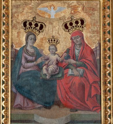 Zdjęcie nr 9: Ołtarz prostopadłościenny, drewniany. Mensa drewniana, antepedium dekorowane płyciną z okrągłym medalionem i równoramiennym krzyżem o trójlistnym zakończeniu ramion w glorii promienistej. Nastawa ołtarzowa architektoniczna, jednoosiowa, jednokondygnacyjna ze skrzydłami. Jest wsparta na predelli ujętej cokołami z główkami aniołków na tle muszli, z podwieszonymi pod ich szyjami chustami, zwieńczonej kostkowaniem. Nastawa flankowana korynckimi kolumnami, podtrzymującymi szerokie belkowanie. Trzony kolumn ujęte pierścieniem w jednej trzeciej wysokości, u dołu dekorowane ornamentem okuciowym z kaboszonem, u góry płaskorzeźbioną stylizowaną arabeską. W skrzydłach szerokie ramy wokół obrazów wypełnione ornamentem roślinnym, boczną krawędź zdobi pas cekinów. Architraw i fryz zdobiony ornamentem roślinnym; w partii fryzu trzy uskrzydlone główki anielskie. Gzyms u spodu dekorowany kostkowaniem i ornamentem sznurowym. Na gzymsie szczyt, utworzony z ornamentu okuciowego; na belkowaniu, na osiach podpór cokoły z figurami aniołów. Struktura w całości złocona. W polu środkowym św. Anna Samotrzeć, w predelli scena ukazująca „Pokłon pasterzy”, a na skrzydłach przedstawienia św. Antoniego, św. Barbary (lewe skrzydło), św. Franciszka i św. Jana Kantego (prawe skrzydło); na awersie św. Jana Ewangelisty i św. Elżbiety Węgierskiej (lewe skrzydło) oraz św. Barbary i niezidentyfikowanego świętego (prawe skrzydło). 
