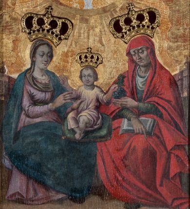 Zdjęcie nr 12: Ołtarz prostopadłościenny, drewniany. Mensa drewniana, antepedium dekorowane płyciną z okrągłym medalionem i równoramiennym krzyżem o trójlistnym zakończeniu ramion w glorii promienistej. Nastawa ołtarzowa architektoniczna, jednoosiowa, jednokondygnacyjna ze skrzydłami. Jest wsparta na predelli ujętej cokołami z główkami aniołków na tle muszli, z podwieszonymi pod ich szyjami chustami, zwieńczonej kostkowaniem. Nastawa flankowana korynckimi kolumnami, podtrzymującymi szerokie belkowanie. Trzony kolumn ujęte pierścieniem w jednej trzeciej wysokości, u dołu dekorowane ornamentem okuciowym z kaboszonem, u góry płaskorzeźbioną stylizowaną arabeską. W skrzydłach szerokie ramy wokół obrazów wypełnione ornamentem roślinnym, boczną krawędź zdobi pas cekinów. Architraw i fryz zdobiony ornamentem roślinnym; w partii fryzu trzy uskrzydlone główki anielskie. Gzyms u spodu dekorowany kostkowaniem i ornamentem sznurowym. Na gzymsie szczyt, utworzony z ornamentu okuciowego; na belkowaniu, na osiach podpór cokoły z figurami aniołów. Struktura w całości złocona. W polu środkowym św. Anna Samotrzeć, w predelli scena ukazująca „Pokłon pasterzy”, a na skrzydłach przedstawienia św. Antoniego, św. Barbary (lewe skrzydło), św. Franciszka i św. Jana Kantego (prawe skrzydło); na awersie św. Jana Ewangelisty i św. Elżbiety Węgierskiej (lewe skrzydło) oraz św. Barbary i niezidentyfikowanego świętego (prawe skrzydło). 
