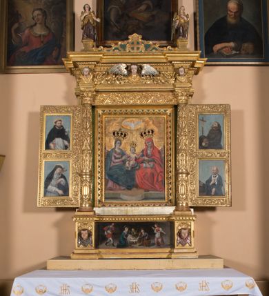 Zdjęcie nr 1: Ołtarz prostopadłościenny, drewniany. Mensa drewniana, antepedium dekorowane płyciną z okrągłym medalionem i równoramiennym krzyżem o trójlistnym zakończeniu ramion w glorii promienistej. Nastawa ołtarzowa architektoniczna, jednoosiowa, jednokondygnacyjna ze skrzydłami. Jest wsparta na predelli ujętej cokołami z główkami aniołków na tle muszli, z podwieszonymi pod ich szyjami chustami, zwieńczonej kostkowaniem. Nastawa flankowana korynckimi kolumnami, podtrzymującymi szerokie belkowanie. Trzony kolumn ujęte pierścieniem w jednej trzeciej wysokości, u dołu dekorowane ornamentem okuciowym z kaboszonem, u góry płaskorzeźbioną stylizowaną arabeską. W skrzydłach szerokie ramy wokół obrazów wypełnione ornamentem roślinnym, boczną krawędź zdobi pas cekinów. Architraw i fryz zdobiony ornamentem roślinnym; w partii fryzu trzy uskrzydlone główki anielskie. Gzyms u spodu dekorowany kostkowaniem i ornamentem sznurowym. Na gzymsie szczyt, utworzony z ornamentu okuciowego; na belkowaniu, na osiach podpór cokoły z figurami aniołów. Struktura w całości złocona. W polu środkowym św. Anna Samotrzeć, w predelli scena ukazująca „Pokłon pasterzy”, a na skrzydłach przedstawienia św. Antoniego, św. Barbary (lewe skrzydło), św. Franciszka i św. Jana Kantego (prawe skrzydło); na awersie św. Jana Ewangelisty i św. Elżbiety Węgierskiej (lewe skrzydło) oraz św. Barbary i niezidentyfikowanego świętego (prawe skrzydło). 
