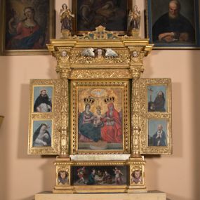 Zdjęcie nr 1: Ołtarz prostopadłościenny, drewniany. Mensa drewniana, antepedium dekorowane płyciną z okrągłym medalionem i równoramiennym krzyżem o trójlistnym zakończeniu ramion w glorii promienistej. Nastawa ołtarzowa architektoniczna, jednoosiowa, jednokondygnacyjna ze skrzydłami. Jest wsparta na predelli ujętej cokołami z główkami aniołków na tle muszli, z podwieszonymi pod ich szyjami chustami, zwieńczonej kostkowaniem. Nastawa flankowana korynckimi kolumnami, podtrzymującymi szerokie belkowanie. Trzony kolumn ujęte pierścieniem w jednej trzeciej wysokości, u dołu dekorowane ornamentem okuciowym z kaboszonem, u góry płaskorzeźbioną stylizowaną arabeską. W skrzydłach szerokie ramy wokół obrazów wypełnione ornamentem roślinnym, boczną krawędź zdobi pas cekinów. Architraw i fryz zdobiony ornamentem roślinnym; w partii fryzu trzy uskrzydlone główki anielskie. Gzyms u spodu dekorowany kostkowaniem i ornamentem sznurowym. Na gzymsie szczyt, utworzony z ornamentu okuciowego; na belkowaniu, na osiach podpór cokoły z figurami aniołów. Struktura w całości złocona. W polu środkowym św. Anna Samotrzeć, w predelli scena ukazująca „Pokłon pasterzy”, a na skrzydłach przedstawienia św. Antoniego, św. Barbary (lewe skrzydło), św. Franciszka i św. Jana Kantego (prawe skrzydło); na awersie św. Jana Ewangelisty i św. Elżbiety Węgierskiej (lewe skrzydło) oraz św. Barbary i niezidentyfikowanego świętego (prawe skrzydło). 
