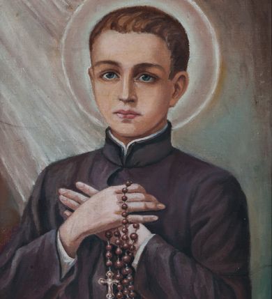 Zdjęcie nr 3: Nastawa architektoniczna, jednokondygnacyjna, jednoosiowa ze zwieńczeniem. Ołtarz sarkofagowy, wybrzuszony, z drewnianą mensą i drewnianym portatylem integralnie zespolony z cokołem retabulum. Nastawa wsparta na ukośnie ustawionych postumentach z filarami i stojącymi przed nimi oraz z boku wolnostojącymi kolumnami z głowicami akantowymi, podtrzymującymi wspólnie, wznoszące się nad nimi belkowanie. Zwieńczenie ujęte ukośnie posadowionymi spływami wolutowymi podtrzymującymi gzyms wyłamujący się pośrodku łukowato. W środku nastawy głęboka wnęka w profilowanym obramieniu z motywem skręconego sznura, prostokątna o ściętych górą narożach, zamknięta łukiem półkolistym nadwieszonym. W niej obraz przedstawiający św. Józefa z Dzieciątkiem, w ramie powielającej wykrój wnęki, z drobnymi rocaille'ami na bokach. W zwieńczeniu wnęka prostokątna w profilowanym obramieniu, z motywem skręconego sznura, ujęta po bokach kłosami zbóż, a zwieńczona motywem akantu. W niej obraz prostokątny obraz z wyobrażeniem św. Stanisława Kostki. Na spływach wolutowych uskrzydlone nagie aniołki z przepaską na biodrach. Nad wnęką w środkowej części ołtarza wypukły kartusz ujęty rocaile'm, drobne rocaille nad wnęką i na filarach, w partii cokołu utworzona z motywu rocaille'owego konsola.  Kolorystyka  struktury w odcieniu  zieleni wpadającej w szarość, partie detalu architektonicznego i ornamentyka  złocone.