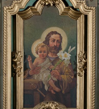 Zdjęcie nr 9: Nastawa architektoniczna, jednokondygnacyjna, jednoosiowa ze zwieńczeniem. Ołtarz sarkofagowy, wybrzuszony, z drewnianą mensą i drewnianym portatylem integralnie zespolony z cokołem retabulum. Nastawa wsparta na ukośnie ustawionych postumentach z filarami i stojącymi przed nimi oraz z boku wolnostojącymi kolumnami z głowicami akantowymi, podtrzymującymi wspólnie, wznoszące się nad nimi belkowanie. Zwieńczenie ujęte ukośnie posadowionymi spływami wolutowymi podtrzymującymi gzyms wyłamujący się pośrodku łukowato. W środku nastawy głęboka wnęka w profilowanym obramieniu z motywem skręconego sznura, prostokątna o ściętych górą narożach, zamknięta łukiem półkolistym nadwieszonym. W niej obraz przedstawiający św. Józefa z Dzieciątkiem, w ramie powielającej wykrój wnęki, z drobnymi rocaille&#039;ami na bokach. W zwieńczeniu wnęka prostokątna w profilowanym obramieniu, z motywem skręconego sznura, ujęta po bokach kłosami zbóż, a zwieńczona motywem akantu. W niej obraz prostokątny obraz z wyobrażeniem św. Stanisława Kostki. Na spływach wolutowych uskrzydlone nagie aniołki z przepaską na biodrach. Nad wnęką w środkowej części ołtarza wypukły kartusz ujęty rocaile&#039;m, drobne rocaille nad wnęką i na filarach, w partii cokołu utworzona z motywu rocaille&#039;owego konsola.  Kolorystyka  struktury w odcieniu  zieleni wpadającej w szarość, partie detalu architektonicznego i ornamentyka  złocone.