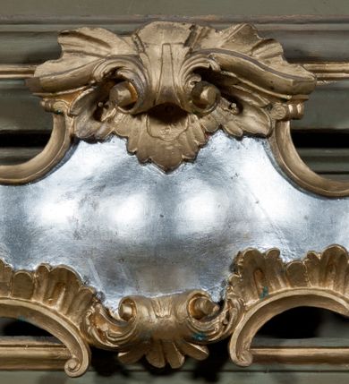 Zdjęcie nr 6: Nastawa architektoniczna, jednokondygnacyjna, jednoosiowa ze zwieńczeniem. Ołtarz sarkofagowy, wybrzuszony, z drewnianą mensą i drewnianym portatylem integralnie zespolony z cokołem retabulum. Nastawa wsparta na ukośnie ustawionych postumentach z filarami i stojącymi przed nimi oraz z boku wolnostojącymi kolumnami z głowicami akantowymi, podtrzymującymi wspólnie, wznoszące się nad nimi belkowanie. Zwieńczenie ujęte ukośnie posadowionymi spływami wolutowymi podtrzymującymi gzyms wyłamujący się pośrodku łukowato. W środku nastawy głęboka wnęka w profilowanym obramieniu z motywem skręconego sznura, prostokątna o ściętych górą narożach, zamknięta łukiem półkolistym nadwieszonym. W niej obraz przedstawiający św. Józefa z Dzieciątkiem, w ramie powielającej wykrój wnęki, z drobnymi rocaille'ami na bokach. W zwieńczeniu wnęka prostokątna w profilowanym obramieniu, z motywem skręconego sznura, ujęta po bokach kłosami zbóż, a zwieńczona motywem akantu. W niej obraz prostokątny obraz z wyobrażeniem św. Stanisława Kostki. Na spływach wolutowych uskrzydlone nagie aniołki z przepaską na biodrach. Nad wnęką w środkowej części ołtarza wypukły kartusz ujęty rocaile'm, drobne rocaille nad wnęką i na filarach, w partii cokołu utworzona z motywu rocaille'owego konsola.  Kolorystyka  struktury w odcieniu  zieleni wpadającej w szarość, partie detalu architektonicznego i ornamentyka  złocone.