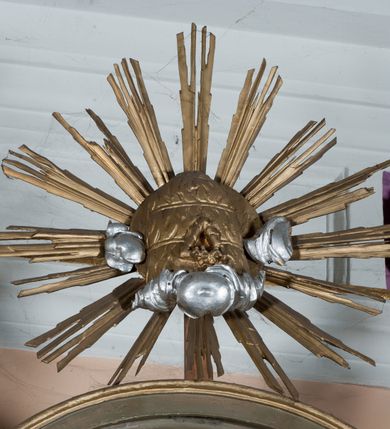 Zdjęcie nr 4: Nastawa architektoniczna, jednokondygnacyjna, jednoosiowa ze zwieńczeniem. Ołtarz sarkofagowy, wybrzuszony, z drewnianą mensą i drewnianym portatylem integralnie zespolony z cokołem retabulum. Nastawa wsparta na ukośnie ustawionych postumentach z filarami i stojącymi przed nimi oraz z boku wolnostojącymi kolumnami z głowicami akantowymi, podtrzymującymi wspólnie, wznoszące się nad nimi belkowanie. Zwieńczenie ujęte ukośnie posadowionymi spływami wolutowymi podtrzymującymi gzyms wyłamujący się pośrodku łukowato. W środku nastawy głęboka wnęka w profilowanym obramieniu z motywem skręconego sznura, prostokątna o ściętych górą narożach, zamknięta łukiem półkolistym nadwieszonym. W niej obraz przedstawiający św. Józefa z Dzieciątkiem, w ramie powielającej wykrój wnęki, z drobnymi rocaille&#039;ami na bokach. W zwieńczeniu wnęka prostokątna w profilowanym obramieniu, z motywem skręconego sznura, ujęta po bokach kłosami zbóż, a zwieńczona motywem akantu. W niej obraz prostokątny obraz z wyobrażeniem św. Stanisława Kostki. Na spływach wolutowych uskrzydlone nagie aniołki z przepaską na biodrach. Nad wnęką w środkowej części ołtarza wypukły kartusz ujęty rocaile&#039;m, drobne rocaille nad wnęką i na filarach, w partii cokołu utworzona z motywu rocaille&#039;owego konsola.  Kolorystyka  struktury w odcieniu  zieleni wpadającej w szarość, partie detalu architektonicznego i ornamentyka  złocone.