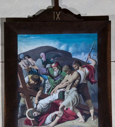 Zdjęcie nr 6: Stacje drogi krzyżowej zawieszone na ścianach bocznych nawy głównej. Obrazy w kształcie stojących prostokątów, ujęte w prostokątne, drewniane ramy, z krzyżykiem łacińskim zatkniętym na wolutowym szczycie, w polu którego numery stacji drogi krzyżowej malowane cyframi rzymskimi. Kompozycje tworzą wielofigurowe sceny, wypełniające całe pole. Kolorystyka żywa, z dominacją czerwonego płaszcza Chrystusa. Większość scen ukazana na tle architektonicznym, w oddali widoczne błękitne niebo. 
