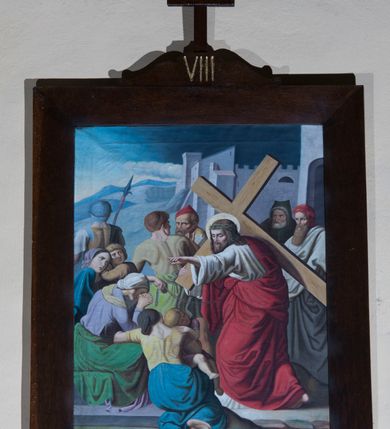 Zdjęcie nr 5: Stacje drogi krzyżowej zawieszone na ścianach bocznych nawy głównej. Obrazy w kształcie stojących prostokątów, ujęte w prostokątne, drewniane ramy, z krzyżykiem łacińskim zatkniętym na wolutowym szczycie, w polu którego numery stacji drogi krzyżowej malowane cyframi rzymskimi. Kompozycje tworzą wielofigurowe sceny, wypełniające całe pole. Kolorystyka żywa, z dominacją czerwonego płaszcza Chrystusa. Większość scen ukazana na tle architektonicznym, w oddali widoczne błękitne niebo. 