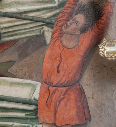 Zdjęcie nr 7: Obraz w kształcie stojącego prostokąta przedstawiający trzech świętych biskupów: Stanisława, Walentego i Mikołaja ukazanych na złotym tle z grawerowanym ornamentem roślinnym. Święci ukazani w całej postaci, w pozycji stojącej. Pośrodku kompozycji św. Walenty przedstawiony frontalnie z prawą ręką uniesioną na wysokości piersi, złożoną w geście błogosławieństwa; lewą ułożoną niżej, przytrzymuje pastorał, a w dłoni trzyma otwartą księgę. Twarz świętego o owalnym kształcie okolona sięgającymi uszu brązowymi włosami, oczy niewielkie i brązowe, brwi wygięte w półkolisty łuk, nos długi i prosty, usta niewielkie z wydatną dolną wargą. Święty Walenty ubrany jest w białą albę, zieloną dalmatykę, biały humerał, złoty ornat z czerwoną podszewką, który ozdobiony jest dekoracją roślinną, ma również założone rękawice oraz infułę. U stóp św. Walentego ukazany jest leżący epileptyk o sylwetce wygiętej w łuk, ręce wysoko uniesione o otwartych dłoniach, głowa odchylona do tyłu. Twarz wykrzywiona w okrzyku, okolona przez opadające, brązowe włosy. Mężczyzna ubrany jest w jasnoczerwoną suknię sięgającą kolan, przewiązaną w pasie czarnym sznurkiem.

Po lewej stronie obrazu ukazany jest św. Stanisław, zwrócony delikatnie w lewą stronę, w lewej ręce trzyma pastorał, a prawą błogosławi klęczącego u jego stóp Piotrawina. Głowa świętego lekko pochylona w dół, twarz okolona spiralnie kręconymi włosami, brwi mocno ściągnięte, oczy przymknięte, nos długi o prostym profilu, usta niewielkie, cera śniada. Święty Stanisław ubrany jest w białą albę, zieloną dalmatykę, biały humerał, złoty ornat, który ozdobiony jest dekoracją roślinną, ma również założone rękawice oraz infułę. Piotrawin ukazany w półpostaci z lewego profilu, z rękoma uniesionymi i złożonymi w geście modlitewnym. Twarz okolona brązowymi, zaczesanymi do tyłu włosami, brwi ściągnięte, nos wydatny, usta szeroko rozwarte.

Po prawej stronie obrazu ukazany jest św. Mikołaj, zwrócony delikatnie w prawo z pastorałem opartym na lewym ramieniu, z lewą dłonią otwartą, podtrzymującą zamkniętą księgę z trzema złotymi kulami; prawą rękę święty unosi w geście błogosławieństwa. Twarz o wyrazistych rysach okolona krótkimi, kręconymi włosami i długą brodą, oczy brązowe o migdałowatym kształcie, brwi lekko ściągnięte, nos wydatny, haczykowaty. Święty Mikołaj ubrany jest w białą albę, zieloną dalmatykę, biały humerał, złoty ornat z czerwoną podszewką, który ozdobiony jest dekoracją roślinną, ma również założone rękawice oraz infułę. Wokół głów świętych są złote nimby, grawerowane w zaprawie. Obraz ujęty jest drewnianą, pozłacaną ramą dekorowaną ornamentem rokokowym.