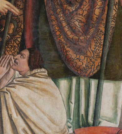 Zdjęcie nr 6: Obraz w kształcie stojącego prostokąta przedstawiający trzech świętych biskupów: Stanisława, Walentego i Mikołaja ukazanych na złotym tle z grawerowanym ornamentem roślinnym. Święci ukazani w całej postaci, w pozycji stojącej. Pośrodku kompozycji św. Walenty przedstawiony frontalnie z prawą ręką uniesioną na wysokości piersi, złożoną w geście błogosławieństwa; lewą ułożoną niżej, przytrzymuje pastorał, a w dłoni trzyma otwartą księgę. Twarz świętego o owalnym kształcie okolona sięgającymi uszu brązowymi włosami, oczy niewielkie i brązowe, brwi wygięte w półkolisty łuk, nos długi i prosty, usta niewielkie z wydatną dolną wargą. Święty Walenty ubrany jest w białą albę, zieloną dalmatykę, biały humerał, złoty ornat z czerwoną podszewką, który ozdobiony jest dekoracją roślinną, ma również założone rękawice oraz infułę. U stóp św. Walentego ukazany jest leżący epileptyk o sylwetce wygiętej w łuk, ręce wysoko uniesione o otwartych dłoniach, głowa odchylona do tyłu. Twarz wykrzywiona w okrzyku, okolona przez opadające, brązowe włosy. Mężczyzna ubrany jest w jasnoczerwoną suknię sięgającą kolan, przewiązaną w pasie czarnym sznurkiem.

Po lewej stronie obrazu ukazany jest św. Stanisław, zwrócony delikatnie w lewą stronę, w lewej ręce trzyma pastorał, a prawą błogosławi klęczącego u jego stóp Piotrawina. Głowa świętego lekko pochylona w dół, twarz okolona spiralnie kręconymi włosami, brwi mocno ściągnięte, oczy przymknięte, nos długi o prostym profilu, usta niewielkie, cera śniada. Święty Stanisław ubrany jest w białą albę, zieloną dalmatykę, biały humerał, złoty ornat, który ozdobiony jest dekoracją roślinną, ma również założone rękawice oraz infułę. Piotrawin ukazany w półpostaci z lewego profilu, z rękoma uniesionymi i złożonymi w geście modlitewnym. Twarz okolona brązowymi, zaczesanymi do tyłu włosami, brwi ściągnięte, nos wydatny, usta szeroko rozwarte.

Po prawej stronie obrazu ukazany jest św. Mikołaj, zwrócony delikatnie w prawo z pastorałem opartym na lewym ramieniu, z lewą dłonią otwartą, podtrzymującą zamkniętą księgę z trzema złotymi kulami; prawą rękę święty unosi w geście błogosławieństwa. Twarz o wyrazistych rysach okolona krótkimi, kręconymi włosami i długą brodą, oczy brązowe o migdałowatym kształcie, brwi lekko ściągnięte, nos wydatny, haczykowaty. Święty Mikołaj ubrany jest w białą albę, zieloną dalmatykę, biały humerał, złoty ornat z czerwoną podszewką, który ozdobiony jest dekoracją roślinną, ma również założone rękawice oraz infułę. Wokół głów świętych są złote nimby, grawerowane w zaprawie. Obraz ujęty jest drewnianą, pozłacaną ramą dekorowaną ornamentem rokokowym.