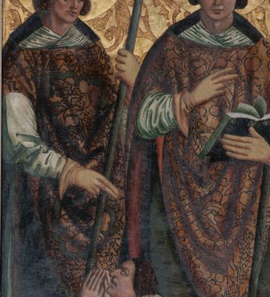 Zdjęcie nr 14: Obraz w kształcie stojącego prostokąta przedstawiający trzech świętych biskupów: Stanisława, Walentego i Mikołaja ukazanych na złotym tle z grawerowanym ornamentem roślinnym. Święci ukazani w całej postaci, w pozycji stojącej. Pośrodku kompozycji św. Walenty przedstawiony frontalnie z prawą ręką uniesioną na wysokości piersi, złożoną w geście błogosławieństwa; lewą ułożoną niżej, przytrzymuje pastorał, a w dłoni trzyma otwartą księgę. Twarz świętego o owalnym kształcie okolona sięgającymi uszu brązowymi włosami, oczy niewielkie i brązowe, brwi wygięte w półkolisty łuk, nos długi i prosty, usta niewielkie z wydatną dolną wargą. Święty Walenty ubrany jest w białą albę, zieloną dalmatykę, biały humerał, złoty ornat z czerwoną podszewką, który ozdobiony jest dekoracją roślinną, ma również założone rękawice oraz infułę. U stóp św. Walentego ukazany jest leżący epileptyk o sylwetce wygiętej w łuk, ręce wysoko uniesione o otwartych dłoniach, głowa odchylona do tyłu. Twarz wykrzywiona w okrzyku, okolona przez opadające, brązowe włosy. Mężczyzna ubrany jest w jasnoczerwoną suknię sięgającą kolan, przewiązaną w pasie czarnym sznurkiem.

Po lewej stronie obrazu ukazany jest św. Stanisław, zwrócony delikatnie w lewą stronę, w lewej ręce trzyma pastorał, a prawą błogosławi klęczącego u jego stóp Piotrawina. Głowa świętego lekko pochylona w dół, twarz okolona spiralnie kręconymi włosami, brwi mocno ściągnięte, oczy przymknięte, nos długi o prostym profilu, usta niewielkie, cera śniada. Święty Stanisław ubrany jest w białą albę, zieloną dalmatykę, biały humerał, złoty ornat, który ozdobiony jest dekoracją roślinną, ma również założone rękawice oraz infułę. Piotrawin ukazany w półpostaci z lewego profilu, z rękoma uniesionymi i złożonymi w geście modlitewnym. Twarz okolona brązowymi, zaczesanymi do tyłu włosami, brwi ściągnięte, nos wydatny, usta szeroko rozwarte.

Po prawej stronie obrazu ukazany jest św. Mikołaj, zwrócony delikatnie w prawo z pastorałem opartym na lewym ramieniu, z lewą dłonią otwartą, podtrzymującą zamkniętą księgę z trzema złotymi kulami; prawą rękę święty unosi w geście błogosławieństwa. Twarz o wyrazistych rysach okolona krótkimi, kręconymi włosami i długą brodą, oczy brązowe o migdałowatym kształcie, brwi lekko ściągnięte, nos wydatny, haczykowaty. Święty Mikołaj ubrany jest w białą albę, zieloną dalmatykę, biały humerał, złoty ornat z czerwoną podszewką, który ozdobiony jest dekoracją roślinną, ma również założone rękawice oraz infułę. Wokół głów świętych są złote nimby, grawerowane w zaprawie. Obraz ujęty jest drewnianą, pozłacaną ramą dekorowaną ornamentem rokokowym.