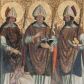 Zdjęcie nr 1: Obraz w kształcie stojącego prostokąta przedstawiający trzech świętych biskupów: Stanisława, Walentego i Mikołaja ukazanych na złotym tle z grawerowanym ornamentem roślinnym. Święci ukazani w całej postaci, w pozycji stojącej. Pośrodku kompozycji św. Walenty przedstawiony frontalnie z prawą ręką uniesioną na wysokości piersi, złożoną w geście błogosławieństwa; lewą ułożoną niżej, przytrzymuje pastorał, a w dłoni trzyma otwartą księgę. Twarz świętego o owalnym kształcie okolona sięgającymi uszu brązowymi włosami, oczy niewielkie i brązowe, brwi wygięte w półkolisty łuk, nos długi i prosty, usta niewielkie z wydatną dolną wargą. Święty Walenty ubrany jest w białą albę, zieloną dalmatykę, biały humerał, złoty ornat z czerwoną podszewką, który ozdobiony jest dekoracją roślinną, ma również założone rękawice oraz infułę. U stóp św. Walentego ukazany jest leżący epileptyk o sylwetce wygiętej w łuk, ręce wysoko uniesione o otwartych dłoniach, głowa odchylona do tyłu. Twarz wykrzywiona w okrzyku, okolona przez opadające, brązowe włosy. Mężczyzna ubrany jest w jasnoczerwoną suknię sięgającą kolan, przewiązaną w pasie czarnym sznurkiem.

Po lewej stronie obrazu ukazany jest św. Stanisław, zwrócony delikatnie w lewą stronę, w lewej ręce trzyma pastorał, a prawą błogosławi klęczącego u jego stóp Piotrawina. Głowa świętego lekko pochylona w dół, twarz okolona spiralnie kręconymi włosami, brwi mocno ściągnięte, oczy przymknięte, nos długi o prostym profilu, usta niewielkie, cera śniada. Święty Stanisław ubrany jest w białą albę, zieloną dalmatykę, biały humerał, złoty ornat, który ozdobiony jest dekoracją roślinną, ma również założone rękawice oraz infułę. Piotrawin ukazany w półpostaci z lewego profilu, z rękoma uniesionymi i złożonymi w geście modlitewnym. Twarz okolona brązowymi, zaczesanymi do tyłu włosami, brwi ściągnięte, nos wydatny, usta szeroko rozwarte.

Po prawej stronie obrazu ukazany jest św. Mikołaj, zwrócony delikatnie w prawo z pastorałem opartym na lewym ramieniu, z lewą dłonią otwartą, podtrzymującą zamkniętą księgę z trzema złotymi kulami; prawą rękę święty unosi w geście błogosławieństwa. Twarz o wyrazistych rysach okolona krótkimi, kręconymi włosami i długą brodą, oczy brązowe o migdałowatym kształcie, brwi lekko ściągnięte, nos wydatny, haczykowaty. Święty Mikołaj ubrany jest w białą albę, zieloną dalmatykę, biały humerał, złoty ornat z czerwoną podszewką, który ozdobiony jest dekoracją roślinną, ma również założone rękawice oraz infułę. Wokół głów świętych są złote nimby, grawerowane w zaprawie. Obraz ujęty jest drewnianą, pozłacaną ramą dekorowaną ornamentem rokokowym.
