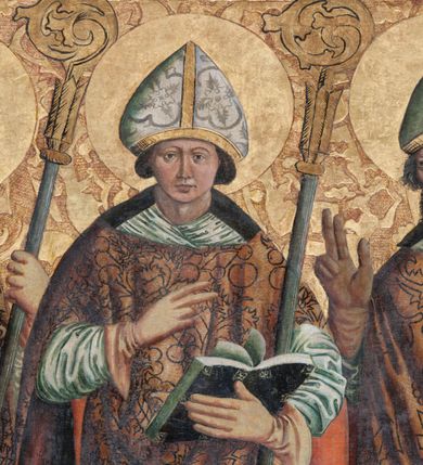 Zdjęcie nr 13: Obraz w kształcie stojącego prostokąta przedstawiający trzech świętych biskupów: Stanisława, Walentego i Mikołaja ukazanych na złotym tle z grawerowanym ornamentem roślinnym. Święci ukazani w całej postaci, w pozycji stojącej. Pośrodku kompozycji św. Walenty przedstawiony frontalnie z prawą ręką uniesioną na wysokości piersi, złożoną w geście błogosławieństwa; lewą ułożoną niżej, przytrzymuje pastorał, a w dłoni trzyma otwartą księgę. Twarz świętego o owalnym kształcie okolona sięgającymi uszu brązowymi włosami, oczy niewielkie i brązowe, brwi wygięte w półkolisty łuk, nos długi i prosty, usta niewielkie z wydatną dolną wargą. Święty Walenty ubrany jest w białą albę, zieloną dalmatykę, biały humerał, złoty ornat z czerwoną podszewką, który ozdobiony jest dekoracją roślinną, ma również założone rękawice oraz infułę. U stóp św. Walentego ukazany jest leżący epileptyk o sylwetce wygiętej w łuk, ręce wysoko uniesione o otwartych dłoniach, głowa odchylona do tyłu. Twarz wykrzywiona w okrzyku, okolona przez opadające, brązowe włosy. Mężczyzna ubrany jest w jasnoczerwoną suknię sięgającą kolan, przewiązaną w pasie czarnym sznurkiem.

Po lewej stronie obrazu ukazany jest św. Stanisław, zwrócony delikatnie w lewą stronę, w lewej ręce trzyma pastorał, a prawą błogosławi klęczącego u jego stóp Piotrawina. Głowa świętego lekko pochylona w dół, twarz okolona spiralnie kręconymi włosami, brwi mocno ściągnięte, oczy przymknięte, nos długi o prostym profilu, usta niewielkie, cera śniada. Święty Stanisław ubrany jest w białą albę, zieloną dalmatykę, biały humerał, złoty ornat, który ozdobiony jest dekoracją roślinną, ma również założone rękawice oraz infułę. Piotrawin ukazany w półpostaci z lewego profilu, z rękoma uniesionymi i złożonymi w geście modlitewnym. Twarz okolona brązowymi, zaczesanymi do tyłu włosami, brwi ściągnięte, nos wydatny, usta szeroko rozwarte.

Po prawej stronie obrazu ukazany jest św. Mikołaj, zwrócony delikatnie w prawo z pastorałem opartym na lewym ramieniu, z lewą dłonią otwartą, podtrzymującą zamkniętą księgę z trzema złotymi kulami; prawą rękę święty unosi w geście błogosławieństwa. Twarz o wyrazistych rysach okolona krótkimi, kręconymi włosami i długą brodą, oczy brązowe o migdałowatym kształcie, brwi lekko ściągnięte, nos wydatny, haczykowaty. Święty Mikołaj ubrany jest w białą albę, zieloną dalmatykę, biały humerał, złoty ornat z czerwoną podszewką, który ozdobiony jest dekoracją roślinną, ma również założone rękawice oraz infułę. Wokół głów świętych są złote nimby, grawerowane w zaprawie. Obraz ujęty jest drewnianą, pozłacaną ramą dekorowaną ornamentem rokokowym.