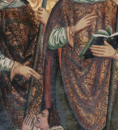 Zdjęcie nr 15: Obraz w kształcie stojącego prostokąta przedstawiający trzech świętych biskupów: Stanisława, Walentego i Mikołaja ukazanych na złotym tle z grawerowanym ornamentem roślinnym. Święci ukazani w całej postaci, w pozycji stojącej. Pośrodku kompozycji św. Walenty przedstawiony frontalnie z prawą ręką uniesioną na wysokości piersi, złożoną w geście błogosławieństwa; lewą ułożoną niżej, przytrzymuje pastorał, a w dłoni trzyma otwartą księgę. Twarz świętego o owalnym kształcie okolona sięgającymi uszu brązowymi włosami, oczy niewielkie i brązowe, brwi wygięte w półkolisty łuk, nos długi i prosty, usta niewielkie z wydatną dolną wargą. Święty Walenty ubrany jest w białą albę, zieloną dalmatykę, biały humerał, złoty ornat z czerwoną podszewką, który ozdobiony jest dekoracją roślinną, ma również założone rękawice oraz infułę. U stóp św. Walentego ukazany jest leżący epileptyk o sylwetce wygiętej w łuk, ręce wysoko uniesione o otwartych dłoniach, głowa odchylona do tyłu. Twarz wykrzywiona w okrzyku, okolona przez opadające, brązowe włosy. Mężczyzna ubrany jest w jasnoczerwoną suknię sięgającą kolan, przewiązaną w pasie czarnym sznurkiem.

Po lewej stronie obrazu ukazany jest św. Stanisław, zwrócony delikatnie w lewą stronę, w lewej ręce trzyma pastorał, a prawą błogosławi klęczącego u jego stóp Piotrawina. Głowa świętego lekko pochylona w dół, twarz okolona spiralnie kręconymi włosami, brwi mocno ściągnięte, oczy przymknięte, nos długi o prostym profilu, usta niewielkie, cera śniada. Święty Stanisław ubrany jest w białą albę, zieloną dalmatykę, biały humerał, złoty ornat, który ozdobiony jest dekoracją roślinną, ma również założone rękawice oraz infułę. Piotrawin ukazany w półpostaci z lewego profilu, z rękoma uniesionymi i złożonymi w geście modlitewnym. Twarz okolona brązowymi, zaczesanymi do tyłu włosami, brwi ściągnięte, nos wydatny, usta szeroko rozwarte.

Po prawej stronie obrazu ukazany jest św. Mikołaj, zwrócony delikatnie w prawo z pastorałem opartym na lewym ramieniu, z lewą dłonią otwartą, podtrzymującą zamkniętą księgę z trzema złotymi kulami; prawą rękę święty unosi w geście błogosławieństwa. Twarz o wyrazistych rysach okolona krótkimi, kręconymi włosami i długą brodą, oczy brązowe o migdałowatym kształcie, brwi lekko ściągnięte, nos wydatny, haczykowaty. Święty Mikołaj ubrany jest w białą albę, zieloną dalmatykę, biały humerał, złoty ornat z czerwoną podszewką, który ozdobiony jest dekoracją roślinną, ma również założone rękawice oraz infułę. Wokół głów świętych są złote nimby, grawerowane w zaprawie. Obraz ujęty jest drewnianą, pozłacaną ramą dekorowaną ornamentem rokokowym.