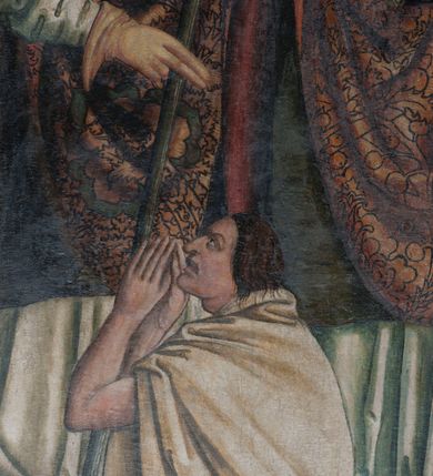 Zdjęcie nr 5: Obraz w kształcie stojącego prostokąta przedstawiający trzech świętych biskupów: Stanisława, Walentego i Mikołaja ukazanych na złotym tle z grawerowanym ornamentem roślinnym. Święci ukazani w całej postaci, w pozycji stojącej. Pośrodku kompozycji św. Walenty przedstawiony frontalnie z prawą ręką uniesioną na wysokości piersi, złożoną w geście błogosławieństwa; lewą ułożoną niżej, przytrzymuje pastorał, a w dłoni trzyma otwartą księgę. Twarz świętego o owalnym kształcie okolona sięgającymi uszu brązowymi włosami, oczy niewielkie i brązowe, brwi wygięte w półkolisty łuk, nos długi i prosty, usta niewielkie z wydatną dolną wargą. Święty Walenty ubrany jest w białą albę, zieloną dalmatykę, biały humerał, złoty ornat z czerwoną podszewką, który ozdobiony jest dekoracją roślinną, ma również założone rękawice oraz infułę. U stóp św. Walentego ukazany jest leżący epileptyk o sylwetce wygiętej w łuk, ręce wysoko uniesione o otwartych dłoniach, głowa odchylona do tyłu. Twarz wykrzywiona w okrzyku, okolona przez opadające, brązowe włosy. Mężczyzna ubrany jest w jasnoczerwoną suknię sięgającą kolan, przewiązaną w pasie czarnym sznurkiem.

Po lewej stronie obrazu ukazany jest św. Stanisław, zwrócony delikatnie w lewą stronę, w lewej ręce trzyma pastorał, a prawą błogosławi klęczącego u jego stóp Piotrawina. Głowa świętego lekko pochylona w dół, twarz okolona spiralnie kręconymi włosami, brwi mocno ściągnięte, oczy przymknięte, nos długi o prostym profilu, usta niewielkie, cera śniada. Święty Stanisław ubrany jest w białą albę, zieloną dalmatykę, biały humerał, złoty ornat, który ozdobiony jest dekoracją roślinną, ma również założone rękawice oraz infułę. Piotrawin ukazany w półpostaci z lewego profilu, z rękoma uniesionymi i złożonymi w geście modlitewnym. Twarz okolona brązowymi, zaczesanymi do tyłu włosami, brwi ściągnięte, nos wydatny, usta szeroko rozwarte.

Po prawej stronie obrazu ukazany jest św. Mikołaj, zwrócony delikatnie w prawo z pastorałem opartym na lewym ramieniu, z lewą dłonią otwartą, podtrzymującą zamkniętą księgę z trzema złotymi kulami; prawą rękę święty unosi w geście błogosławieństwa. Twarz o wyrazistych rysach okolona krótkimi, kręconymi włosami i długą brodą, oczy brązowe o migdałowatym kształcie, brwi lekko ściągnięte, nos wydatny, haczykowaty. Święty Mikołaj ubrany jest w białą albę, zieloną dalmatykę, biały humerał, złoty ornat z czerwoną podszewką, który ozdobiony jest dekoracją roślinną, ma również założone rękawice oraz infułę. Wokół głów świętych są złote nimby, grawerowane w zaprawie. Obraz ujęty jest drewnianą, pozłacaną ramą dekorowaną ornamentem rokokowym.