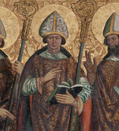 Zdjęcie nr 12: Obraz w kształcie stojącego prostokąta przedstawiający trzech świętych biskupów: Stanisława, Walentego i Mikołaja ukazanych na złotym tle z grawerowanym ornamentem roślinnym. Święci ukazani w całej postaci, w pozycji stojącej. Pośrodku kompozycji św. Walenty przedstawiony frontalnie z prawą ręką uniesioną na wysokości piersi, złożoną w geście błogosławieństwa; lewą ułożoną niżej, przytrzymuje pastorał, a w dłoni trzyma otwartą księgę. Twarz świętego o owalnym kształcie okolona sięgającymi uszu brązowymi włosami, oczy niewielkie i brązowe, brwi wygięte w półkolisty łuk, nos długi i prosty, usta niewielkie z wydatną dolną wargą. Święty Walenty ubrany jest w białą albę, zieloną dalmatykę, biały humerał, złoty ornat z czerwoną podszewką, który ozdobiony jest dekoracją roślinną, ma również założone rękawice oraz infułę. U stóp św. Walentego ukazany jest leżący epileptyk o sylwetce wygiętej w łuk, ręce wysoko uniesione o otwartych dłoniach, głowa odchylona do tyłu. Twarz wykrzywiona w okrzyku, okolona przez opadające, brązowe włosy. Mężczyzna ubrany jest w jasnoczerwoną suknię sięgającą kolan, przewiązaną w pasie czarnym sznurkiem.

Po lewej stronie obrazu ukazany jest św. Stanisław, zwrócony delikatnie w lewą stronę, w lewej ręce trzyma pastorał, a prawą błogosławi klęczącego u jego stóp Piotrawina. Głowa świętego lekko pochylona w dół, twarz okolona spiralnie kręconymi włosami, brwi mocno ściągnięte, oczy przymknięte, nos długi o prostym profilu, usta niewielkie, cera śniada. Święty Stanisław ubrany jest w białą albę, zieloną dalmatykę, biały humerał, złoty ornat, który ozdobiony jest dekoracją roślinną, ma również założone rękawice oraz infułę. Piotrawin ukazany w półpostaci z lewego profilu, z rękoma uniesionymi i złożonymi w geście modlitewnym. Twarz okolona brązowymi, zaczesanymi do tyłu włosami, brwi ściągnięte, nos wydatny, usta szeroko rozwarte.

Po prawej stronie obrazu ukazany jest św. Mikołaj, zwrócony delikatnie w prawo z pastorałem opartym na lewym ramieniu, z lewą dłonią otwartą, podtrzymującą zamkniętą księgę z trzema złotymi kulami; prawą rękę święty unosi w geście błogosławieństwa. Twarz o wyrazistych rysach okolona krótkimi, kręconymi włosami i długą brodą, oczy brązowe o migdałowatym kształcie, brwi lekko ściągnięte, nos wydatny, haczykowaty. Święty Mikołaj ubrany jest w białą albę, zieloną dalmatykę, biały humerał, złoty ornat z czerwoną podszewką, który ozdobiony jest dekoracją roślinną, ma również założone rękawice oraz infułę. Wokół głów świętych są złote nimby, grawerowane w zaprawie. Obraz ujęty jest drewnianą, pozłacaną ramą dekorowaną ornamentem rokokowym.