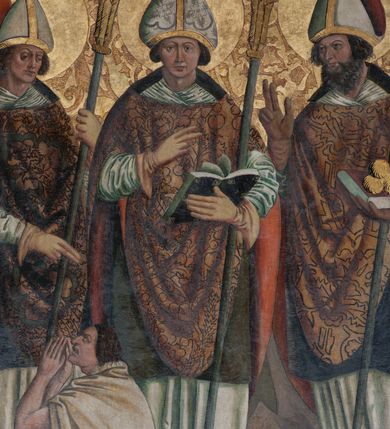 Zdjęcie nr 8: Obraz w kształcie stojącego prostokąta przedstawiający trzech świętych biskupów: Stanisława, Walentego i Mikołaja ukazanych na złotym tle z grawerowanym ornamentem roślinnym. Święci ukazani w całej postaci, w pozycji stojącej. Pośrodku kompozycji św. Walenty przedstawiony frontalnie z prawą ręką uniesioną na wysokości piersi, złożoną w geście błogosławieństwa; lewą ułożoną niżej, przytrzymuje pastorał, a w dłoni trzyma otwartą księgę. Twarz świętego o owalnym kształcie okolona sięgającymi uszu brązowymi włosami, oczy niewielkie i brązowe, brwi wygięte w półkolisty łuk, nos długi i prosty, usta niewielkie z wydatną dolną wargą. Święty Walenty ubrany jest w białą albę, zieloną dalmatykę, biały humerał, złoty ornat z czerwoną podszewką, który ozdobiony jest dekoracją roślinną, ma również założone rękawice oraz infułę. U stóp św. Walentego ukazany jest leżący epileptyk o sylwetce wygiętej w łuk, ręce wysoko uniesione o otwartych dłoniach, głowa odchylona do tyłu. Twarz wykrzywiona w okrzyku, okolona przez opadające, brązowe włosy. Mężczyzna ubrany jest w jasnoczerwoną suknię sięgającą kolan, przewiązaną w pasie czarnym sznurkiem.

Po lewej stronie obrazu ukazany jest św. Stanisław, zwrócony delikatnie w lewą stronę, w lewej ręce trzyma pastorał, a prawą błogosławi klęczącego u jego stóp Piotrawina. Głowa świętego lekko pochylona w dół, twarz okolona spiralnie kręconymi włosami, brwi mocno ściągnięte, oczy przymknięte, nos długi o prostym profilu, usta niewielkie, cera śniada. Święty Stanisław ubrany jest w białą albę, zieloną dalmatykę, biały humerał, złoty ornat, który ozdobiony jest dekoracją roślinną, ma również założone rękawice oraz infułę. Piotrawin ukazany w półpostaci z lewego profilu, z rękoma uniesionymi i złożonymi w geście modlitewnym. Twarz okolona brązowymi, zaczesanymi do tyłu włosami, brwi ściągnięte, nos wydatny, usta szeroko rozwarte.

Po prawej stronie obrazu ukazany jest św. Mikołaj, zwrócony delikatnie w prawo z pastorałem opartym na lewym ramieniu, z lewą dłonią otwartą, podtrzymującą zamkniętą księgę z trzema złotymi kulami; prawą rękę święty unosi w geście błogosławieństwa. Twarz o wyrazistych rysach okolona krótkimi, kręconymi włosami i długą brodą, oczy brązowe o migdałowatym kształcie, brwi lekko ściągnięte, nos wydatny, haczykowaty. Święty Mikołaj ubrany jest w białą albę, zieloną dalmatykę, biały humerał, złoty ornat z czerwoną podszewką, który ozdobiony jest dekoracją roślinną, ma również założone rękawice oraz infułę. Wokół głów świętych są złote nimby, grawerowane w zaprawie. Obraz ujęty jest drewnianą, pozłacaną ramą dekorowaną ornamentem rokokowym.