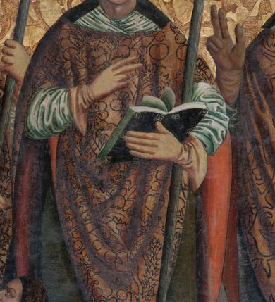 Zdjęcie nr 3: Obraz w kształcie stojącego prostokąta przedstawiający trzech świętych biskupów: Stanisława, Walentego i Mikołaja ukazanych na złotym tle z grawerowanym ornamentem roślinnym. Święci ukazani w całej postaci, w pozycji stojącej. Pośrodku kompozycji św. Walenty przedstawiony frontalnie z prawą ręką uniesioną na wysokości piersi, złożoną w geście błogosławieństwa; lewą ułożoną niżej, przytrzymuje pastorał, a w dłoni trzyma otwartą księgę. Twarz świętego o owalnym kształcie okolona sięgającymi uszu brązowymi włosami, oczy niewielkie i brązowe, brwi wygięte w półkolisty łuk, nos długi i prosty, usta niewielkie z wydatną dolną wargą. Święty Walenty ubrany jest w białą albę, zieloną dalmatykę, biały humerał, złoty ornat z czerwoną podszewką, który ozdobiony jest dekoracją roślinną, ma również założone rękawice oraz infułę. U stóp św. Walentego ukazany jest leżący epileptyk o sylwetce wygiętej w łuk, ręce wysoko uniesione o otwartych dłoniach, głowa odchylona do tyłu. Twarz wykrzywiona w okrzyku, okolona przez opadające, brązowe włosy. Mężczyzna ubrany jest w jasnoczerwoną suknię sięgającą kolan, przewiązaną w pasie czarnym sznurkiem.

Po lewej stronie obrazu ukazany jest św. Stanisław, zwrócony delikatnie w lewą stronę, w lewej ręce trzyma pastorał, a prawą błogosławi klęczącego u jego stóp Piotrawina. Głowa świętego lekko pochylona w dół, twarz okolona spiralnie kręconymi włosami, brwi mocno ściągnięte, oczy przymknięte, nos długi o prostym profilu, usta niewielkie, cera śniada. Święty Stanisław ubrany jest w białą albę, zieloną dalmatykę, biały humerał, złoty ornat, który ozdobiony jest dekoracją roślinną, ma również założone rękawice oraz infułę. Piotrawin ukazany w półpostaci z lewego profilu, z rękoma uniesionymi i złożonymi w geście modlitewnym. Twarz okolona brązowymi, zaczesanymi do tyłu włosami, brwi ściągnięte, nos wydatny, usta szeroko rozwarte.

Po prawej stronie obrazu ukazany jest św. Mikołaj, zwrócony delikatnie w prawo z pastorałem opartym na lewym ramieniu, z lewą dłonią otwartą, podtrzymującą zamkniętą księgę z trzema złotymi kulami; prawą rękę święty unosi w geście błogosławieństwa. Twarz o wyrazistych rysach okolona krótkimi, kręconymi włosami i długą brodą, oczy brązowe o migdałowatym kształcie, brwi lekko ściągnięte, nos wydatny, haczykowaty. Święty Mikołaj ubrany jest w białą albę, zieloną dalmatykę, biały humerał, złoty ornat z czerwoną podszewką, który ozdobiony jest dekoracją roślinną, ma również założone rękawice oraz infułę. Wokół głów świętych są złote nimby, grawerowane w zaprawie. Obraz ujęty jest drewnianą, pozłacaną ramą dekorowaną ornamentem rokokowym.