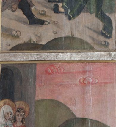 Zdjęcie nr 2: Lewe skrzydło tryptyku w kształcie stojącego prostokąta, podzielone poprzecznie na dwie kwatery. Na awersie w dolnej kwaterze św. Apolonia z obcęgami w prawej dłoni oraz św. Jan Chrzciciel z barankiem na księdze. W górnej kwaterze ukazani św. Sebastian ze strzałami w dłoniach oraz św. Wojciech przeszyty włócznią. Na rewersie w dolnej kwaterze scena Upadku pod krzyżem oraz data „1516”, w górnej kwaterze Chrystus przed Annaszem lub Kajfaszem. Na awersie rama profilowana, ozdobiona dekoracją imitującą skręcony sznur, od zewnątrz malowana na czerwono. Na rewersie rama prosta, srebrzona.



