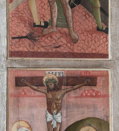 Zdjęcie nr 2: Prawe skrzydło tryptyku w kształcie stojącego prostokąta, podzielone w poziomie na dwie kwatery. Na awersie w dolnej kwaterze przedstawienie trzech królów, prawdopodobnie św. Stefana, św. Emeryka i św. Władysława. W górnej kwaterze św. Wacław oraz św. Florian. Obaj ubrani w pełne zbroje oraz płaszcze, w dłoniach trzymają chorągwie. Na rewersie w dolnej kwaterze umieszczona jest scena Ukrzyżowania z Matką Boską oraz św. Janem Ewangelistą. W górnej kwaterze scena Biczowania. Na awersie rama profilowana, ozdobiona dekoracją imitującą skręcony sznur, od zewnątrz malowana na czerwono. Na rewersie rama prosta, srebrzona.


