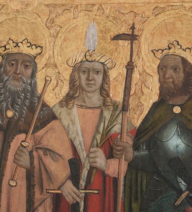 Zdjęcie nr 14: Prawe skrzydło tryptyku w kształcie stojącego prostokąta, podzielone w poziomie na dwie kwatery. Na awersie w dolnej kwaterze przedstawienie trzech królów, prawdopodobnie św. Stefana, św. Emeryka i św. Władysława. W górnej kwaterze św. Wacław oraz św. Florian. Obaj ubrani w pełne zbroje oraz płaszcze, w dłoniach trzymają chorągwie. Na rewersie w dolnej kwaterze umieszczona jest scena Ukrzyżowania z Matką Boską oraz św. Janem Ewangelistą. W górnej kwaterze scena Biczowania. Na awersie rama profilowana, ozdobiona dekoracją imitującą skręcony sznur, od zewnątrz malowana na czerwono. Na rewersie rama prosta, srebrzona.


